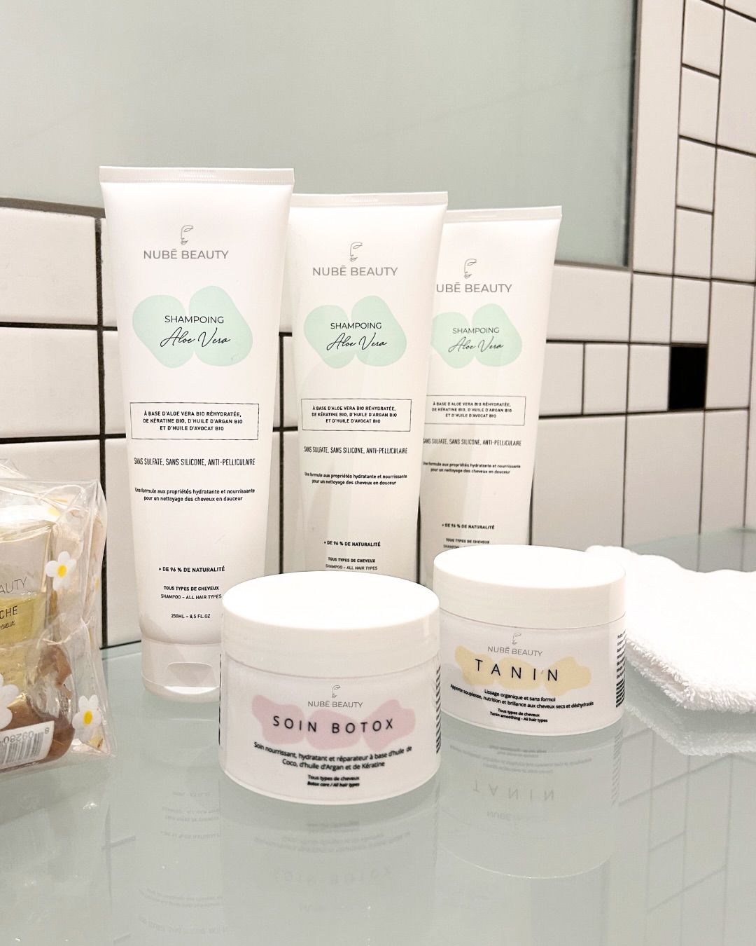 Un instant rien que pour soi, avec une routine choisie pour des cheveux resplendissants sans agresser la fibre capillaire💓🤍☁️
Une routine focus douceur, brillance et contrôle des frisottis c’est :
- Shampoing aloe Vera 🫧
- Soin botox ✨
- Lissage Tanin 🤎