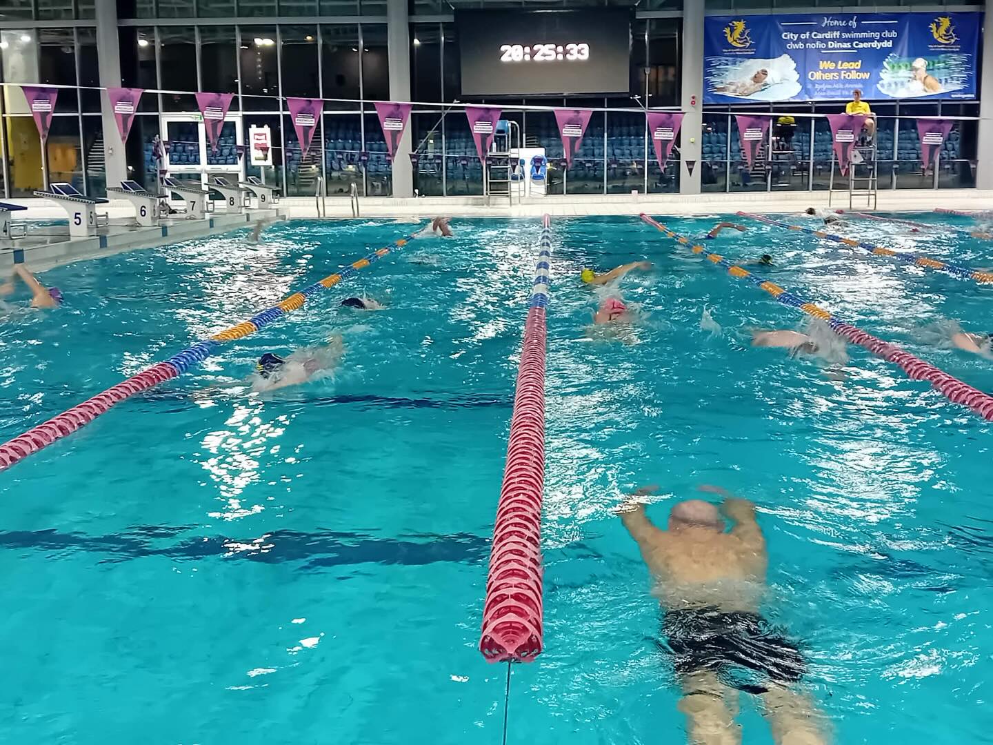 Great Thursday swim session down at the @cardiff_int_pool_and_gym tonight 🤩
A busy session with 30 members getting their swim technique perfected for the incoming tri season 💪🏼
The session consisted of a solid warmup followed by sculling drills 🏊♀️ into a main set of 100s/200s & 25m sprints 🙌
Thanks coach @hellie_c72 for the awesome session 🫶🏻 👏🏼
See you all next week 💛💙🖤
#cardifftriathletes #swimtraining #sculling #triathlontraining #bestclubintheworld