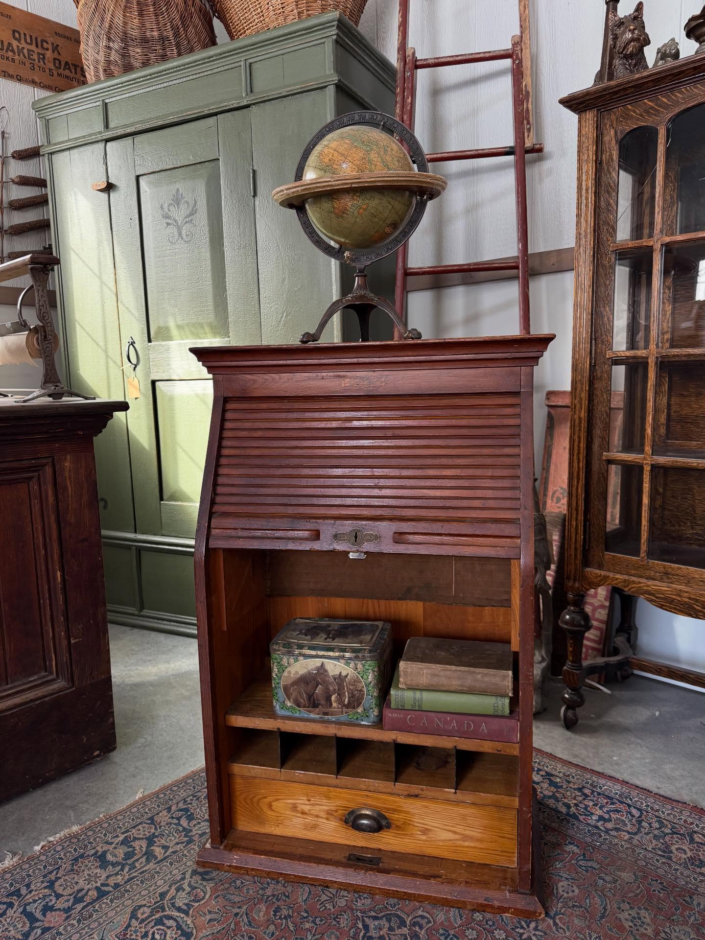 Some really great finds this past week are heading to the Shop Tomorrow. This very unique roll top Ticket Office piece is in wonderful condition with a great brass logo and lock. ( Which Goose is posing in front “for scale”)
It pairs perfectly with this “Oh….so sweet and tiny” 1917 Globe on a clawed foot cast stand. Which I’m still debating if I actually want to sell….. hmmmmmm?
#antique #antiquehomedecor #vintagehome #vintagestyle #fleamarketfinds