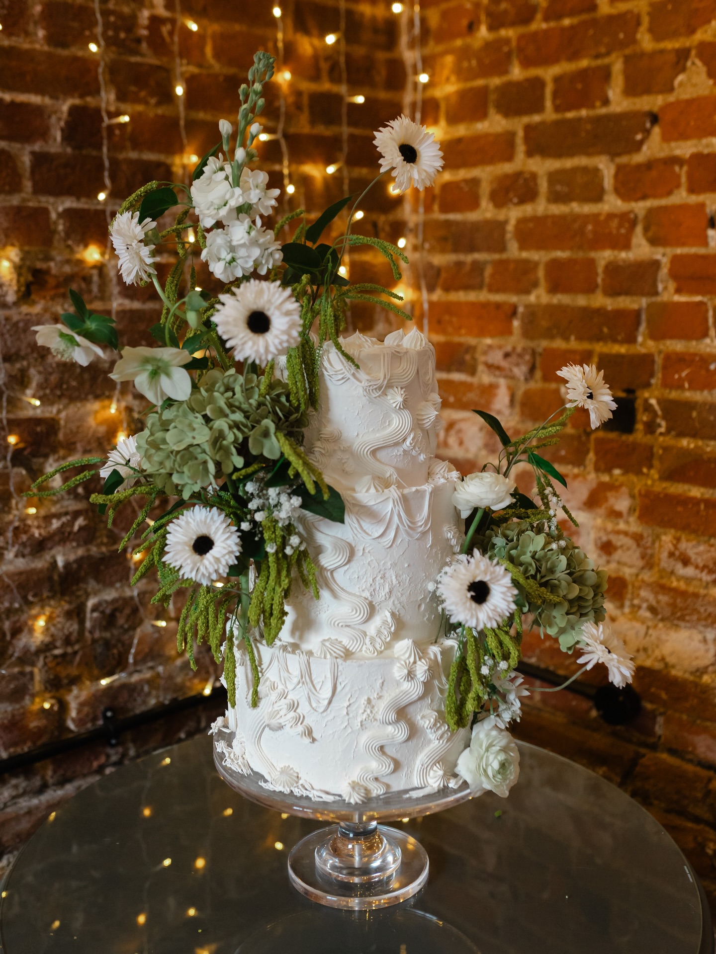 Such a beautiful shoot at @granaryweddingbarn 🤍✨
A stunning space, wonderful suppliers and the most perfect details throughout.
So grateful to @jessyjonesphotography for bringing the cakes to life so beautifully (and for capturing the super careful flower placement on this one!)
I will share cake number two soon 🖤
Venue: @granaryweddingbarn
Co-ordination: @itmustbelove_weddingsandevents
Photography: @jessyjonesphotography
Styling: @rubyandcoevents
Floristry: @fairviewflorist
Cake: @cakeandthistle
Stationary: @charlotteemilyccc
Hand painted glasses: @thepaintedpetalcompany
