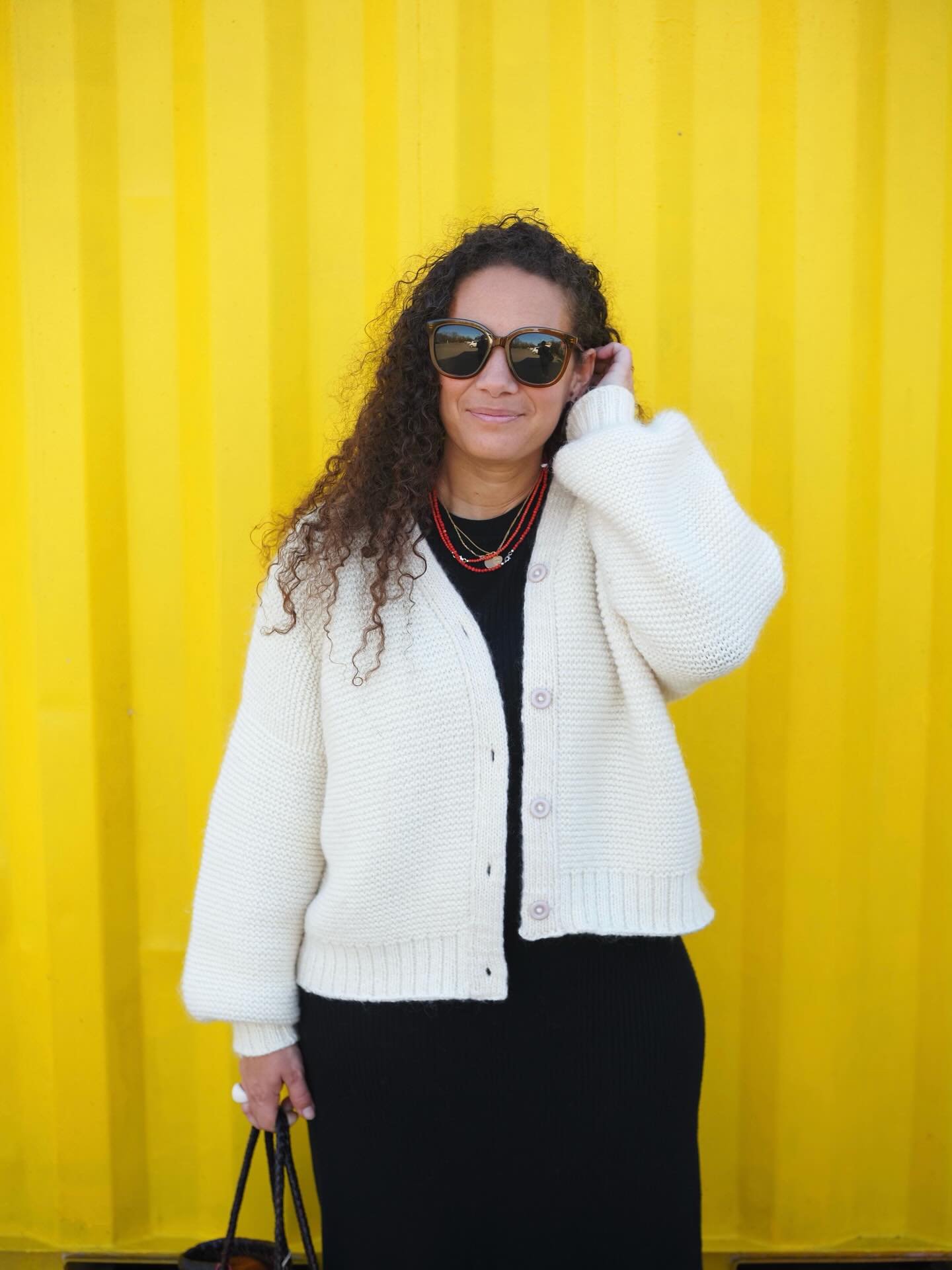 CANDY c’est un gilet doudou 💛 qui peut se porter comme une veste ces journées où il ne fait pas encore trop chaud mais que le soleil est là. Comme ce super début de semaine qu’on a sur Bordeaux. 🌼 Chez vous aussi ça sent le printemps qui arrive ?
CANDY se tricote de haut en bas sans coutures tout en point mousse. Cad tous les rgs en mailles endroits.
La patte de boutonnage est en jersey double pour une finition super propre.
Fils . @katiayarns @dropsdesign
🍿 Retrouvez La Fiche tricot en 7 tailles en français et en anglais sur Ravelry et www.AtelierEmilie.com
___________________________________
#atelieremiliedesigns #candybyae
Tricot Knit knitting