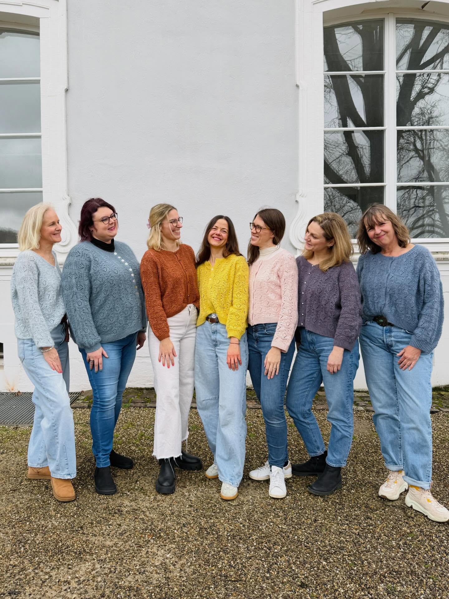 Always the biggest pleasure: a lot of ladies in beautiful knitwear ❤️
.
.
.
Pattern by me - #pierrecardigan - and available now in German and in English on my website and Ravelry, still 25 % off until tomorrow 🥰
.
Yarn: Merino and Soft Silk Mohair from @knittingforolive
.
Advertising
.
#knitting #knittinglove #knittingaddict #stricken