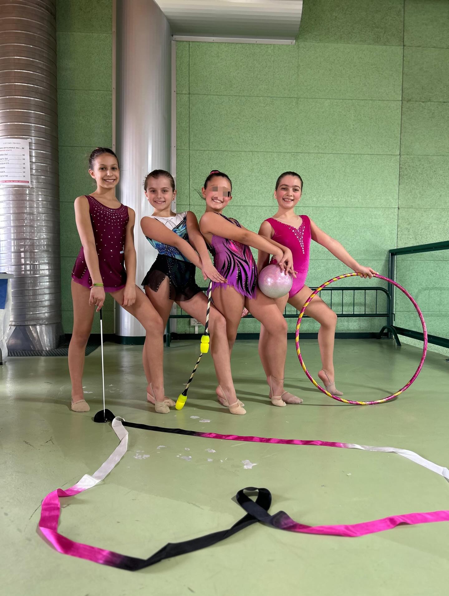 SECONDA PROVA CAMPIONATO REGIONALE PGS 🏆
Le ragazze del livello B di Golosine sono tornate in pedana questo weekend con più consapevolezza e migliorando la prestazione della prima prova individuale.
Categoria MINI 2016
Asia
🥉fune
🥇nastro
Giulia
🥈clavette
5^ fune
Martina
🥇 clavette
5^ palla
Maria Sole
🥈cerchio
4^ palla
Categoria MINI 2015
Giorgia
4^ clavette
11^ palla
Margherita
🥇nastro
🥈fune
Categoria Under15 2011
Giada
5^ fune
5^ nastro
Martina
12^ nastro
11^ palla
Sara
4^ nastro
10^ palla
Brave ragazze! 💪🏻🤸🏻♀️