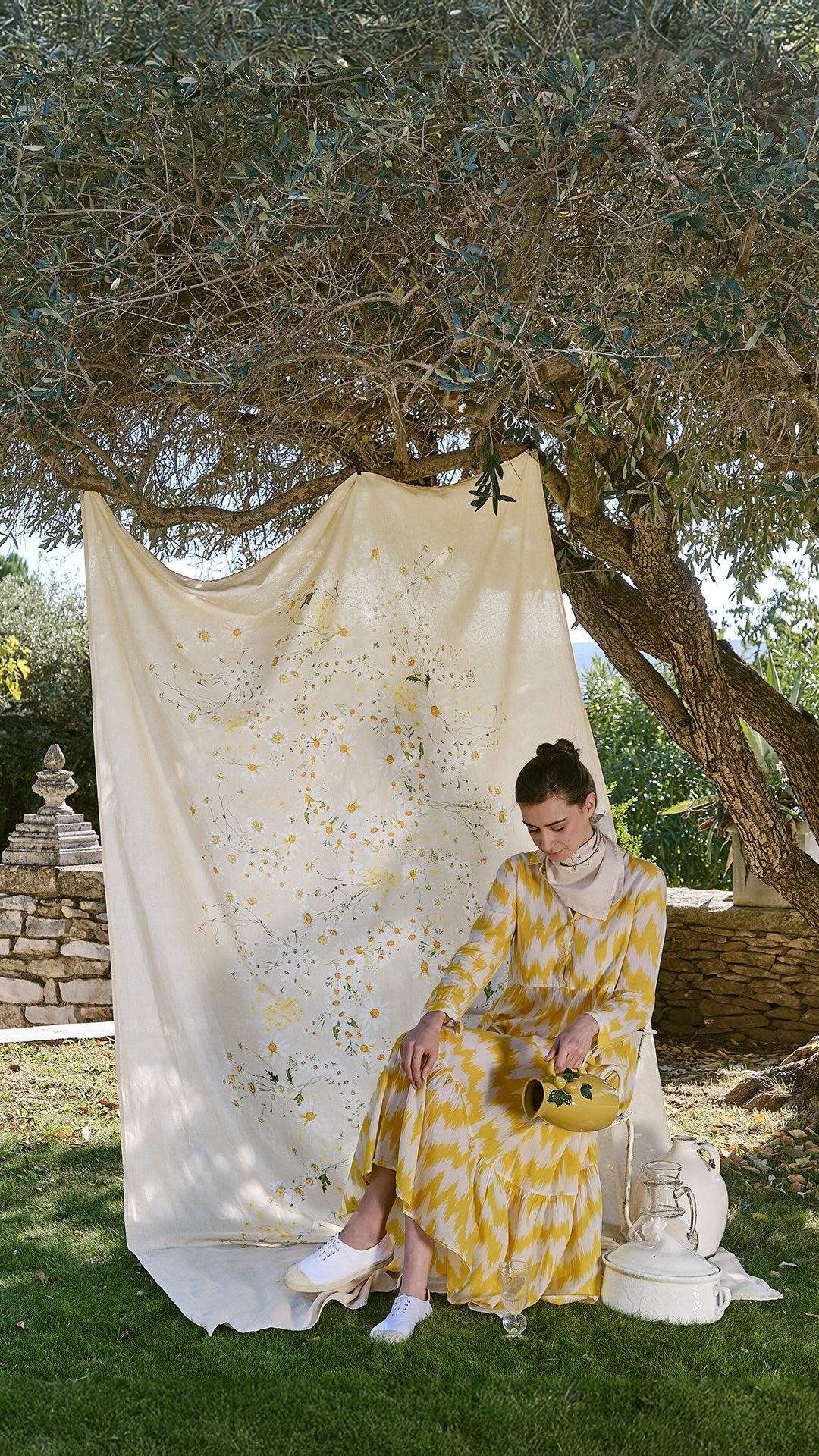 Nouvelle collection Printemps - Été 🤍
Parce qu’on est nombreux à attendre le printemps avec impatience, on vous apporte une dose de fraîcheur et de soleil avec la nappe Daisy chanvre.
Une nappe champêtre qui évoque le printemps, avec son champ fleuri de marguerites jaunes et blanches.
Parfaite pour un pique-nique au soleil, un déjeuner dans le jardin ou simplement pour faire entrer le soleil chez vous. ✨
#GarnierThiebaut #savoirfaire #nappe #lingedetable #printemps
