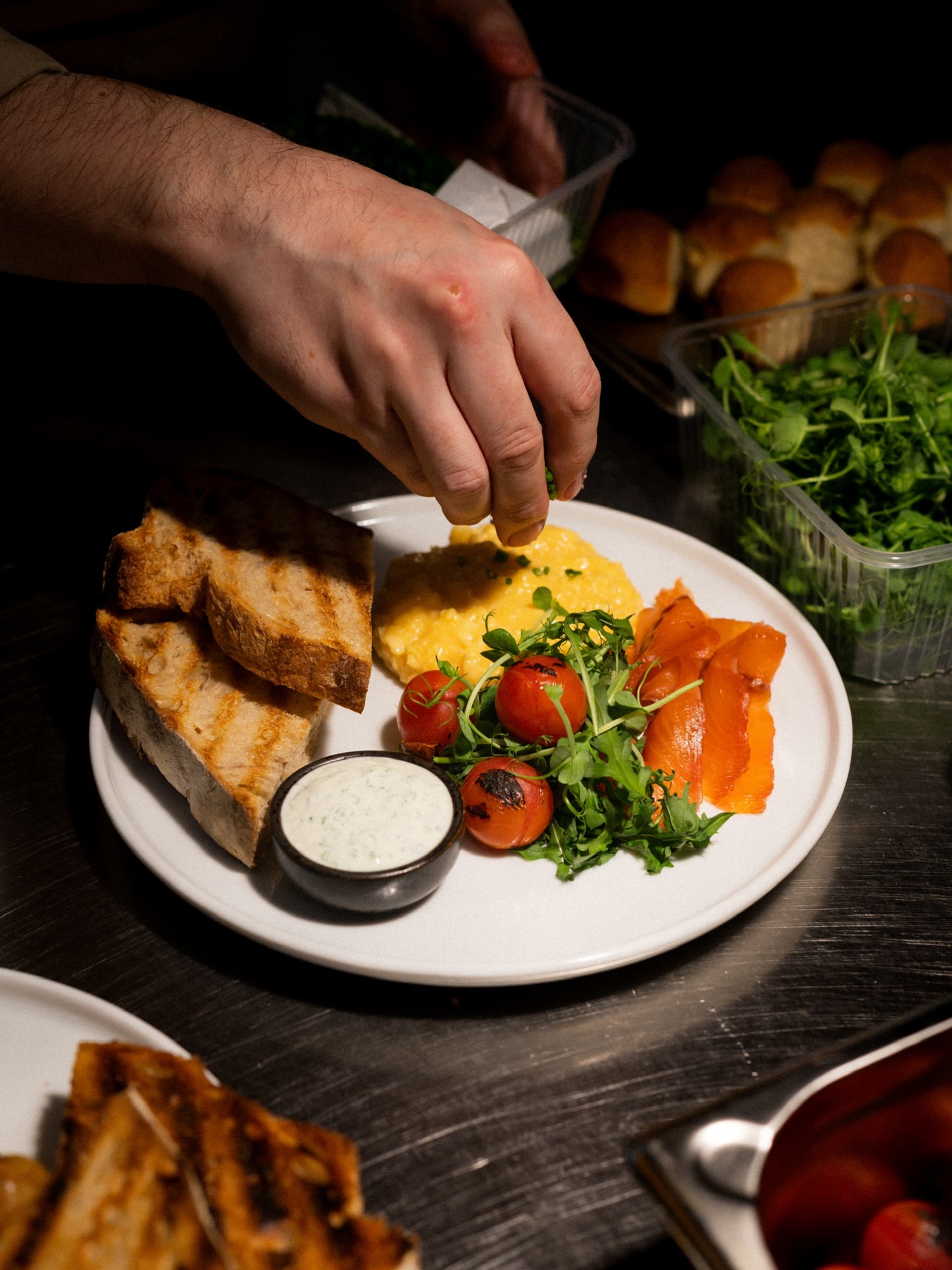 Poslední šance ulovit si své místo na nedělní brunch! 😌🔔🍳🥓 Odkaz ve stories a v biu, příští týden nové menu!