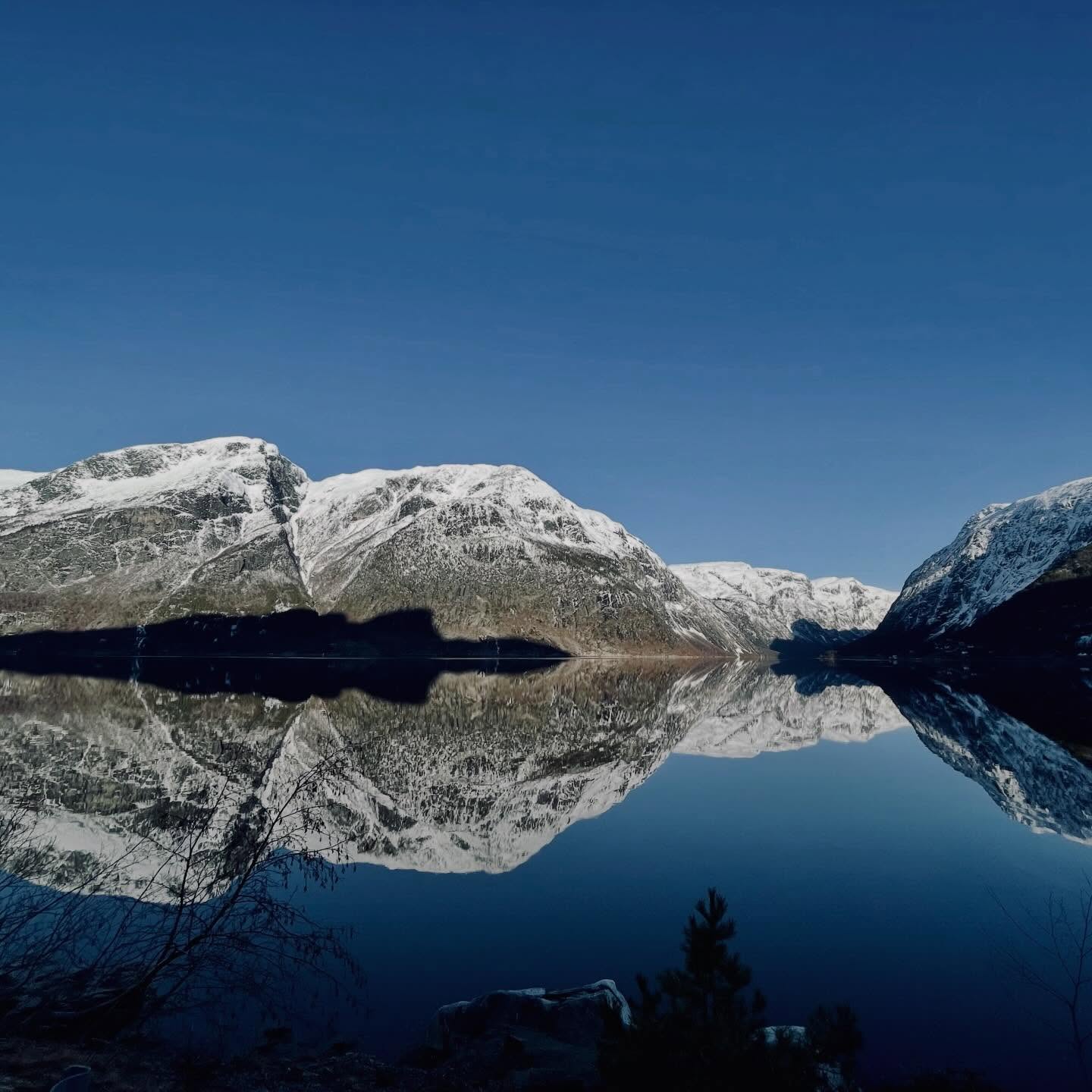 Min La Marzocco, följ med hem till Anders och Hannah i Voss utanför Bergen i Norge. Vi pratar om den perfekta espresson och husrenovering. Och självklart blir vi lite avundsjuka på livet i skidbacken varvat med spontana middagar!
På vår blogg kan ni läsa hela inlägget.
Trevlig söndag ⛷️☕️