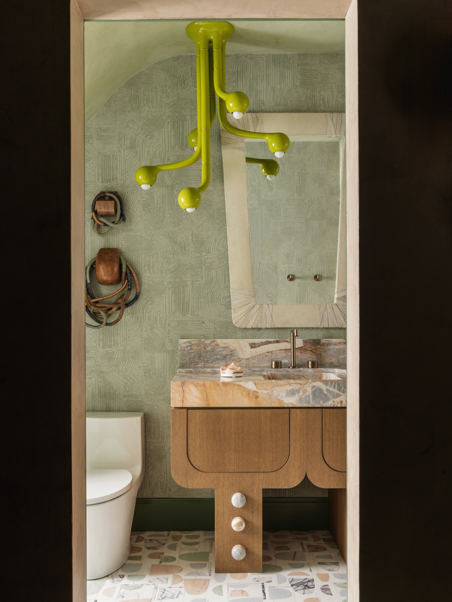 It’s one thing to see photos.
It’s another to stand in it.
@kbshowhouse opens to the public 2/25, come see what we’ve been pouring ourselves into. Sculptural, layered, a little unexpected… and very much worth the visit.
📸 @jeannnes
Styling @peggy_chase_jordao