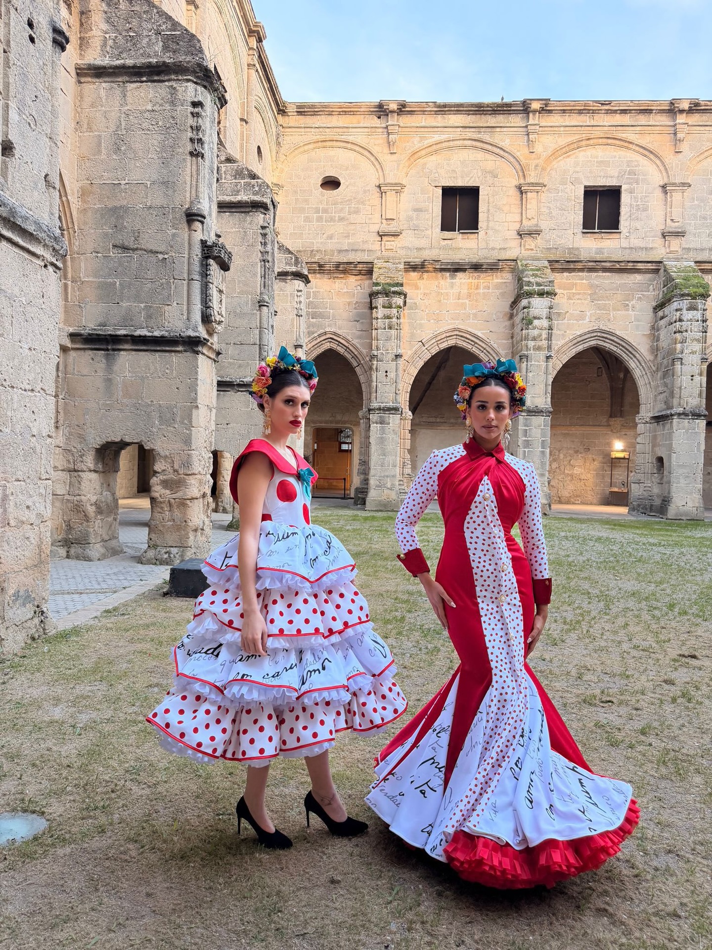Hoy queremos dar la enhorabuena a nuestro alumno Adrián Marín por alzarse con el premio a Diseñador Emergente en la Pasarela Flamenca de El Puerto de Santa María. Un reconocimiento más que merecido a su talento y dedicación.
¡Enhorabuena, Adrián!