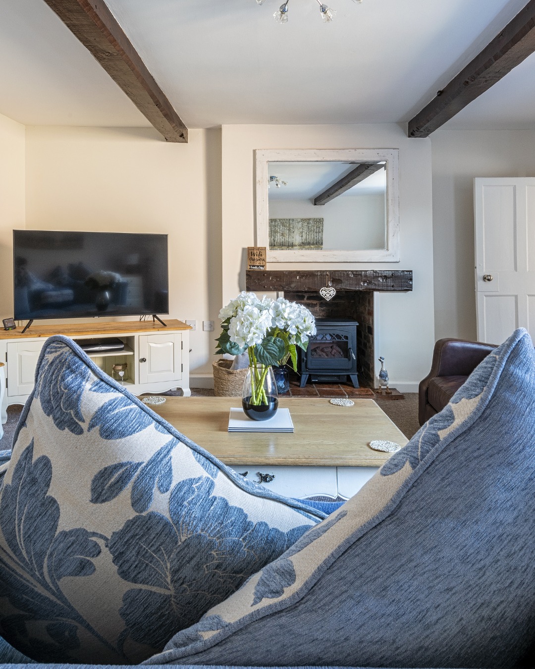 Cosy evenings aren’t just for December 🔥
Soft lighting, warm spaces, and nowhere else to be, winter comfort at its best.
#VillageHolidays #CosyStays #WinterNights