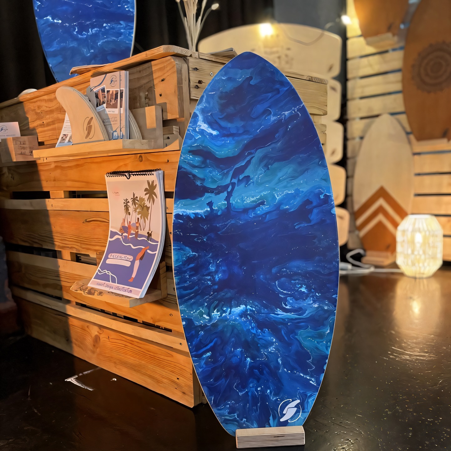 Dieses Wochenende war ich auf dem #kunstunddesign Markt im Wizemann und ich muss einfach mal Danke sagen. 🙏
Danke an all die Menschen, die sich ganz bewusst für etwas Besonderes entscheiden. Für handgemachte, individuelle Stücke mit Charakter. Für Produkte, hinter denen echte Geschichten, echte Hände und echte Leidenschaft stecken.
Wenn du bei so einem Markt kaufst, nimmst du nicht nur ein schönes Produkt mit nach Hause.
Du bekommst ein Gespräch. Eine ehrliche Beratung. Eine Begegnung auf Augenhöhe.
Und du stärkst kleine Labels, kreative Köpfe und echte Existenzen.
In meinem Fall bedeutet das:
Du unterstützt nicht nur meine Arbeit und jedes einzelne handgefertigte Board, sondern auch die Künstlerinnen, die mit ihren Grafiken zusätzliche kreative Akzente setzen und neue Perspektiven auf das Board bringen. Jedes Stück, ob pur oder mit Artwork trägt seine eigene Handschrift und Geschichte. 🌊
Genau dieses Zusammenspiel aus Handwerk, Design und Persönlichkeit macht solche Märkte so besonders.
Deshalb einfach von Herzen:
Danke an alle, die vorbeigekommen sind.
Danke für die Gespräche, das Interesse und das Vertrauen.
Und ich spreche da sicher im Namen aller Aussteller.
Das bedeutet mehr, als man manchmal sieht. 💙
#supporthandmade #supportlocal #supportsmallbusiness #kunst