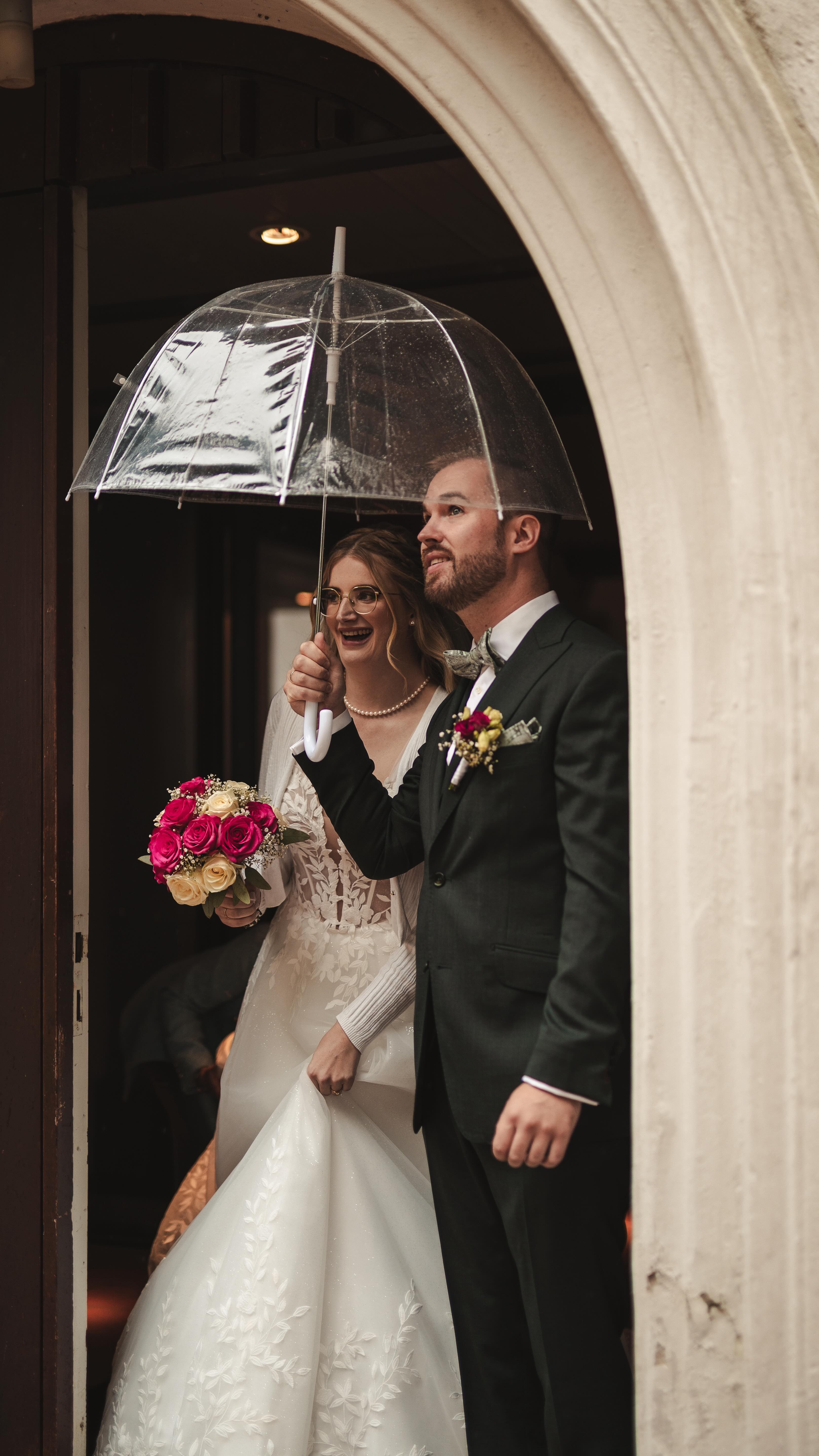 Nils & Marie.
Mitten im Wald. Zwischen tiefem Grün, weichem Licht und dieser stillen, fast alten Atmosphäre.
Es fühlt sich an wie eine Szene aus einem alten englischen Film. Ruhig. Würdevoll. Echt.
Zeitlos festgehalten. Ohne Kitsch. Mit Gefühl.
#waldhochzeit #hochzeitsvideo #authentischehochzeit #moodywedding #weddingfilm