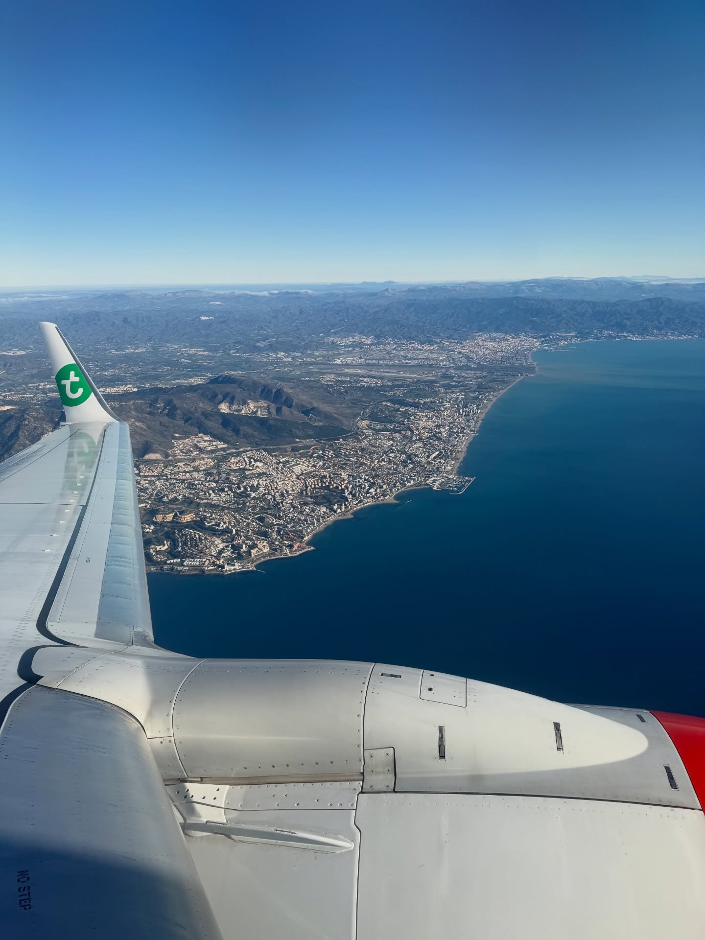 We zijn weer terug op Hollandse bodem 🇳🇱
Maar morgen nemen we het Spaanse weer gewoon mee de baan op ☀️🎾
Het was een perfecte trip: de ideale balans tussen gezin, ontspanning en natuurlijk padel💥
Volop genoten van mooie momenten samen, goede trainingen en die Spaanse vibe.
en nog een mooie padelles die we meenemen uit het zonnige Malaga @luispozo.padelacademy :
“Less is more.” 🎾
Spierpijn vervaagt, dit gevoel blijft😀
