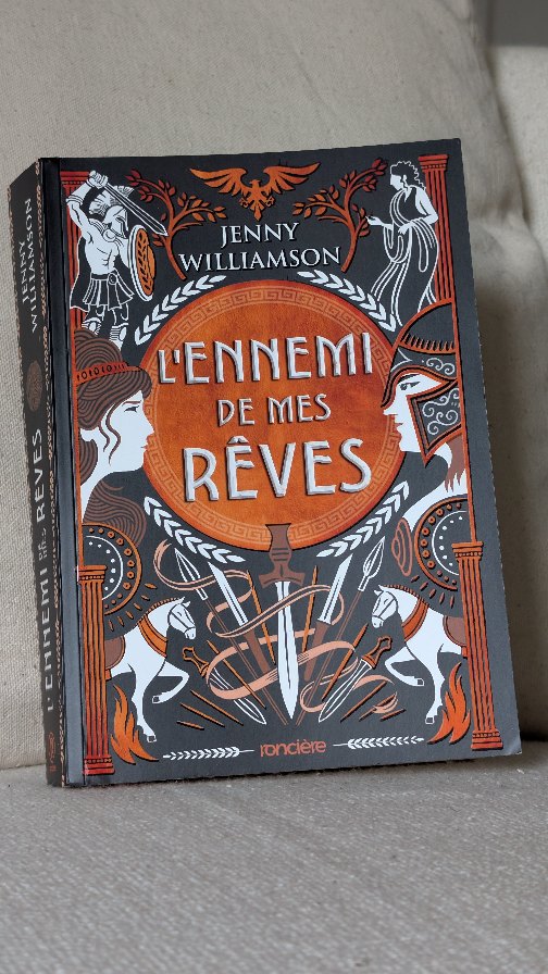 Aujourd'hui j'ai reçu « L'ennemi de mes rêves » de Jenny Williamson publié chez @ronciere_editions !
✨ Résumé ✨
Pour lever sa propre armée, une femme n'a pas d'autre choix que d'utiliser un homme.
Pour Julia, princesse de Rome, l'Empire est inaccessible. Née femme, soumise à un frère tyrannique, et condamnée à devenir une épouse servile, elle se réfugie dans le vin et les excès dans le but d'échapper à sa condition. Seulement, lorsqu'un roi barbare débarque sur leur territoire, la princesse retrouve soudain espoir : et si elle se servait de lui afin de s'emparer du trône ?
Pour Alaric, roi des Wisigoths, l'Empire est l'ennemi. Mais il doit négocier avec l'empereur pour que sa patrie accède enfin aux terres qu'on lui a promises. Sans savoir qu'il se dirige droit vers un piège. S'il veut s'en sortir, il n'a pas d'autre choix que d'enlever Julia, la princesse chérie de Rome, et de la retenir en otage. Or, la jeune femme est bien différente de ce à quoi il s'attendait et elle s'évertue à vouloir faire de lui son allié. Quitte à le séduire pour réussir...
#unboxing #SortieLittéraire #roncière #romantasy #RomeAntique