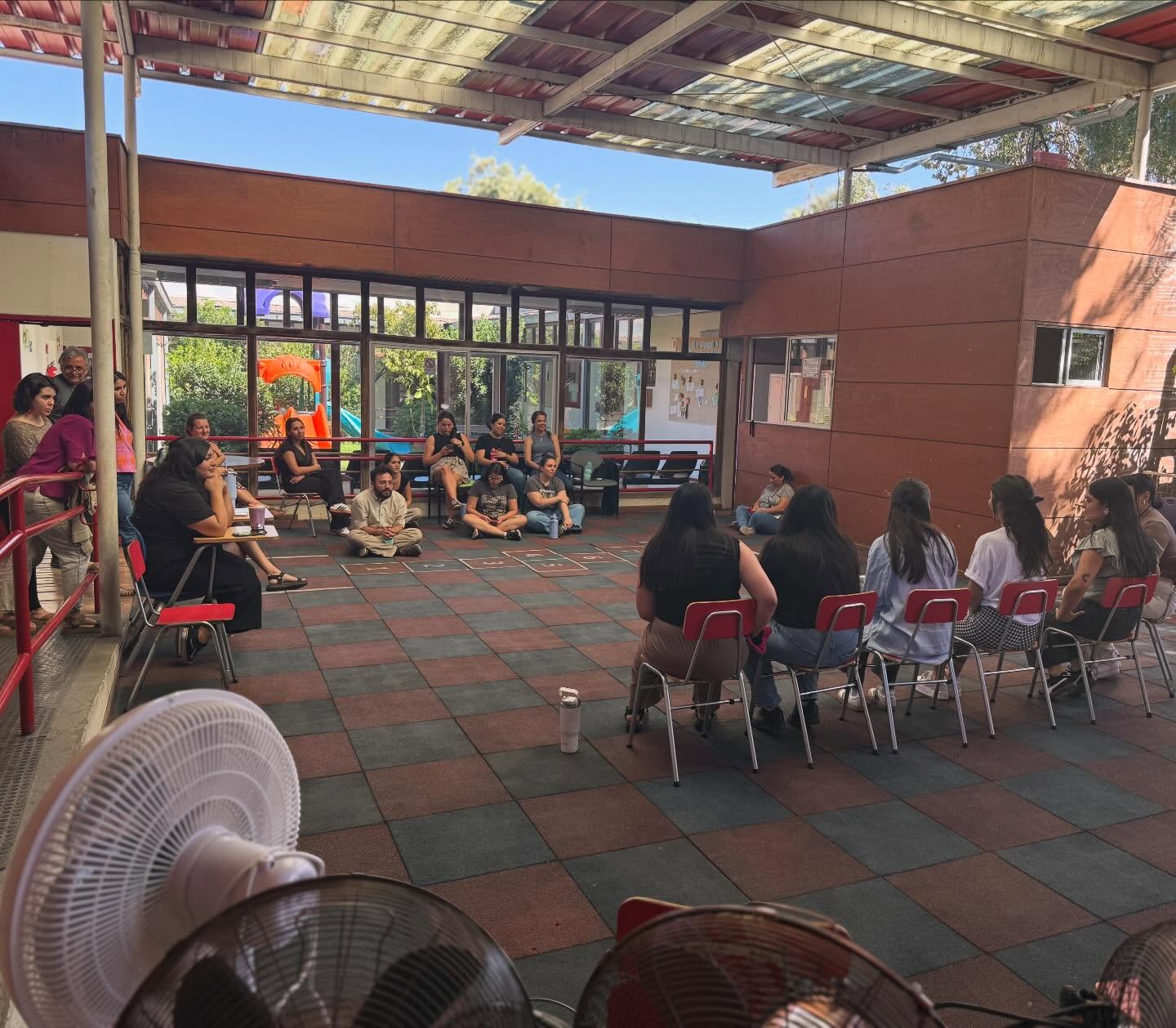 ✨ Ayer vivimos el segundo día de capacitación en Edudown junto a nuestro equipo de trabajadores.
Profundizamos en la charla “Atención temprana desde el enfoque Pikler: un enfoque transdisciplinario”, guiada por la fonoaudióloga Beatriz Correa, donde reflexionamos sobre el acompañamiento respetuoso y el desarrollo integral de niños y niñas.
Además, compartimos una entretenida dinámica de expresión corporal y trabajo en equipo con Camilo Saldívar, fortaleciendo la conexión, la confianza y el espíritu colaborativo.
Seguimos formándonos para entregar una atención cada día más humana, consciente y profesional 💛
#Capacitación #AtenciónTemprana #EnfoquePikler #TrabajoEnEquipo #Edudown EducaciónInclusiva