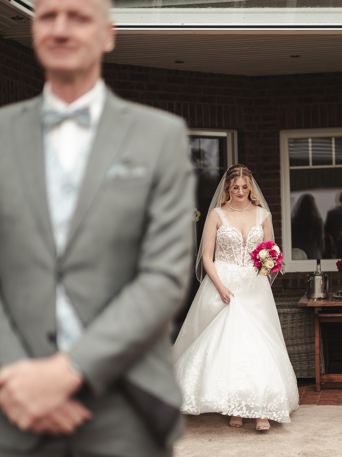 Er dreht sich um.
Sie steht da.
Kurz wird geschluckt. Kurz gelächelt.
Mehr braucht es nicht.
Das ist kein inszenierter Moment.
Das ist einfach Vater & Tochter – am Hochzeitstag.
Und genau deshalb trifft es so.
#firstlook #vaterundbraut #hochzeit