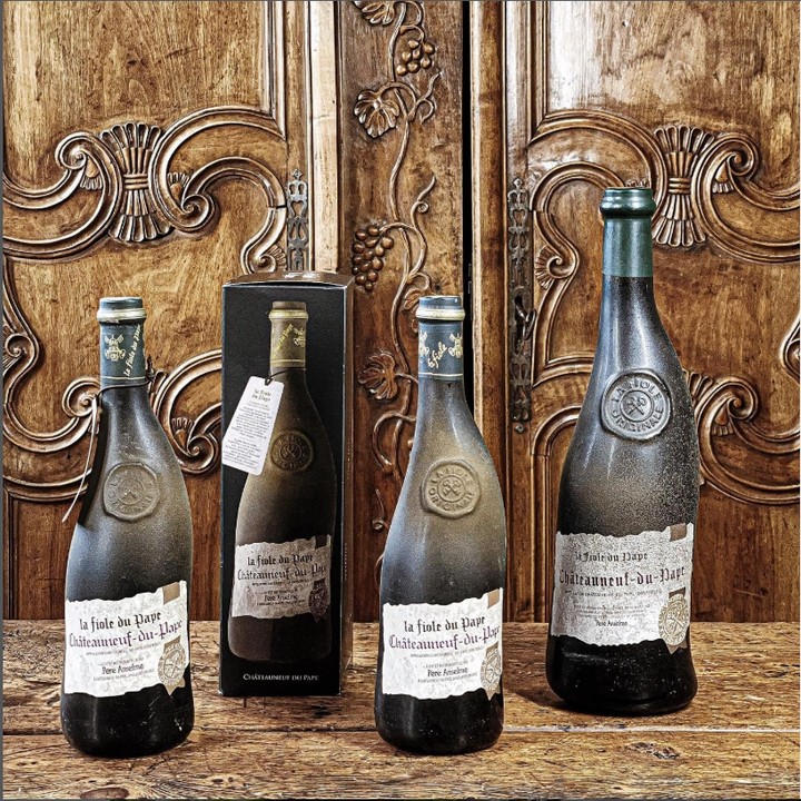 Did you know we bring you the #1 selling Châteauneuf-du-Pape? 🌟 More than just a fine wine, La Fiole du Pape makes the perfect gift for any occasion! 🍷✨ It pairs beautifully with hearty meats or indulgent chocolate desserts. Elevate your dining experience today!
#WineLovers #GourmetPairing