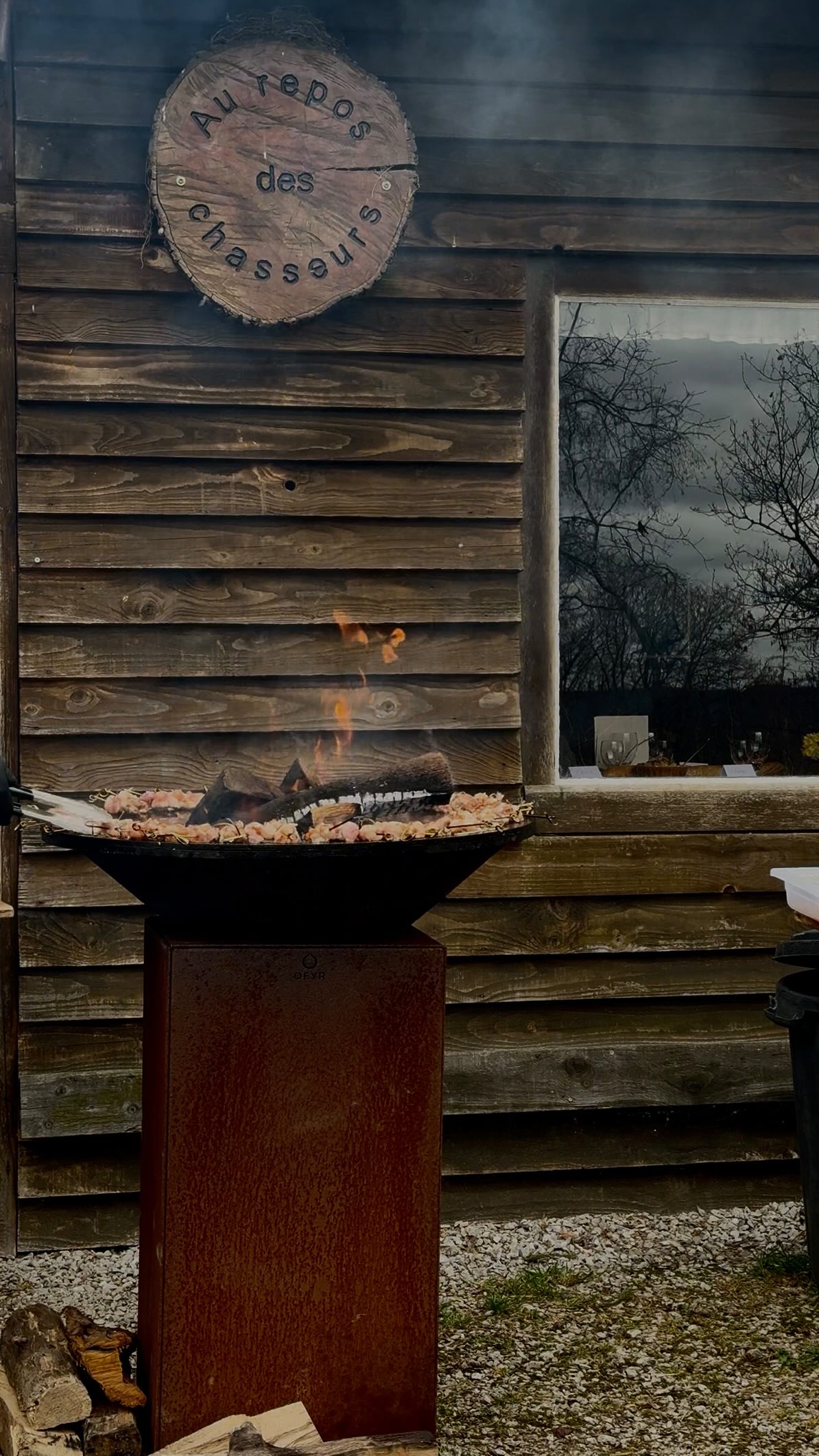 A walk through the forest, fire waiting and a table all set.
This is our Cabane Oscar Experience. Where nature, flavours and people come together.
More info via bookings@maisonoscar.be or via link in bio.