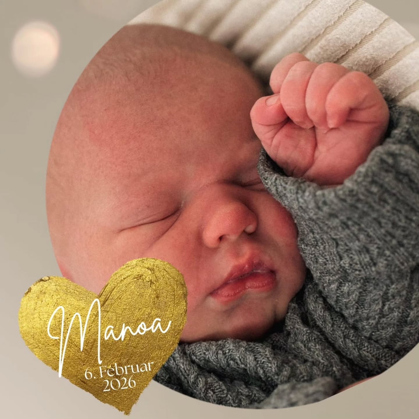 Geburt ist einzigartig.
Jede Reise ist einmalig.
Auch deine Ankunft, lieber Manoa, hat gezeigt, dass jede Geburt ihre ganz eigene Geschichte erzählt.
Ganz intuitiv hat deine Mama dich im Wasser geboren.
53 Minuten nach euer Ankunft im Geburtshaus durften deine Eltern dich in die Arme schließen.
27 Minuten später wurde deine Plazenta geboren.
Wir waren voller Faszination für dieses besondere Organ.
Das Wasser war noch ganz klar – fast so, als wäre gar kein Baby darin geboren worden.
Herzlich willkommen, kleiner Manoa!
#geburtshaus #außerklinischegeburt #wassergeburt #placenta #6