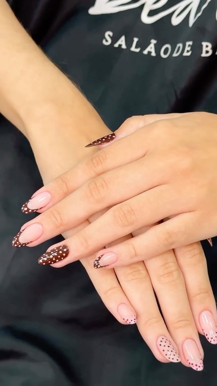 Beauty, essa combinação ganhou nosso coração 🤎✨
Delicada, elegante e com aquele detalhe que faz toda diferença.
Unhas que não passam despercebidas 💅