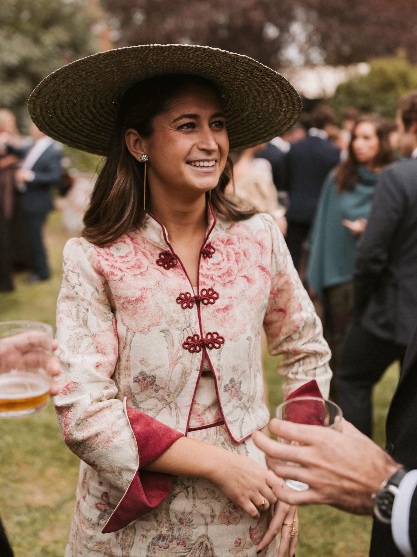 V&I by VICALO ____
Conjunto CARLOTA
Carlota tiene la facilidad de hacerlo todo más sencillo y divertido! Tuvo clara la tela el primer día y supo que quería una torera como pieza principal 🤩
Una amiga que se vuelca como lo hizo ella en un año tan especial es un regalo! Como le gustan las bodasss!! 🤪
Estaba ESPECIALMENTE espectacular ✨ Vestir a una amiga así es una suerte!
Complementos VICALO: bolso y pamela.
#invitadaperfecta #invitada #boda #conjunto vicalo