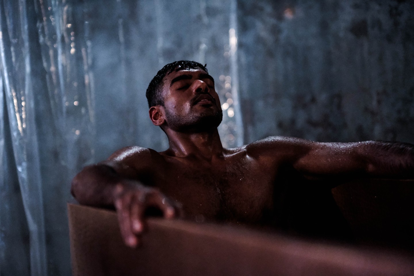 Ever wondered what happens in the first five minutes of a cold plunge? Our chilled copper ice baths kickstart circulation, trigger endorphin release and build acute stress resilience — all within minutes. Expect a sharp breath, tingling limbs and a rush of alert calm. Practised regularly, cold therapy can support better sleep, faster post-exercise recovery, and a calmer nervous system — especially when paired with heat.
Minute Markers:
0 to 1 Minute
- Breath Control kicks in
- Vagus nerve activation for instant calm
- Mental resilience begins to build
1 to 2 minutes
- Heart rate regulation improves
- Early dopamine and norepinephrine release
- Stress levels begin to drop
2 to 3 minutes
- Inflammation decreases
- Circulation improves
- Pain tolerance increases
3 to 4 minutes
- Strong mood elevation
- Deeper parasympathetic activation
- Accelerated muscle and joint recovery
4 to 5 minutes
- Optimal window for cold therapy benefits
- Metabolic and immune support
- Strengthens your overall stress threshold
Sharp breath in.
Calm power out.
How did your first minute feel? Tell us below and tag a friend who needs better recovery. #londonwellness #coldplunge #recoveryroutine #urbanoasis #icebathbenefits