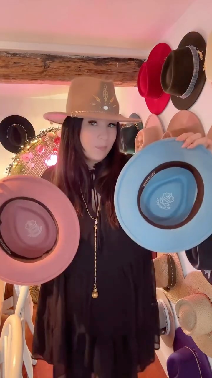 Baby Girl 🩷 or Baby Boy 🩵🤭🫶🏼
#genderreveal #genderrevealideas #chapeau #chapeaux #babygirl