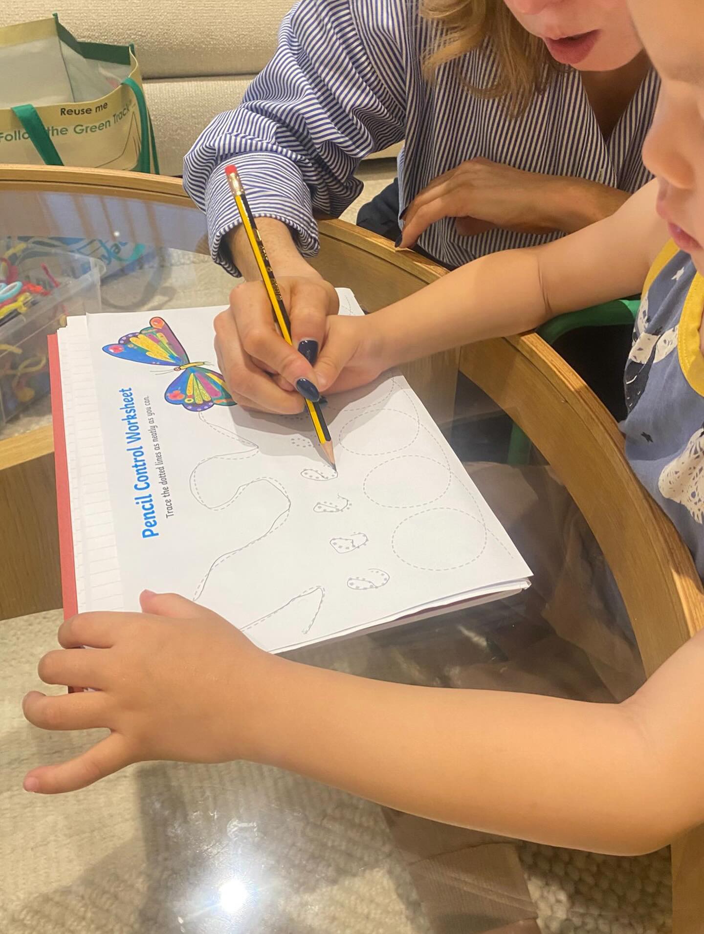 Today, our little learner practiced forming the letter ‘e’ with expert guidance from their qualified British tutor. Using a pencil control worksheet, they worked on pencil grip, control, and fine motor skills - all building blocks for confident writing. ✏️🧡 #earlyyearslearning #FS1Skills #AngelTutors