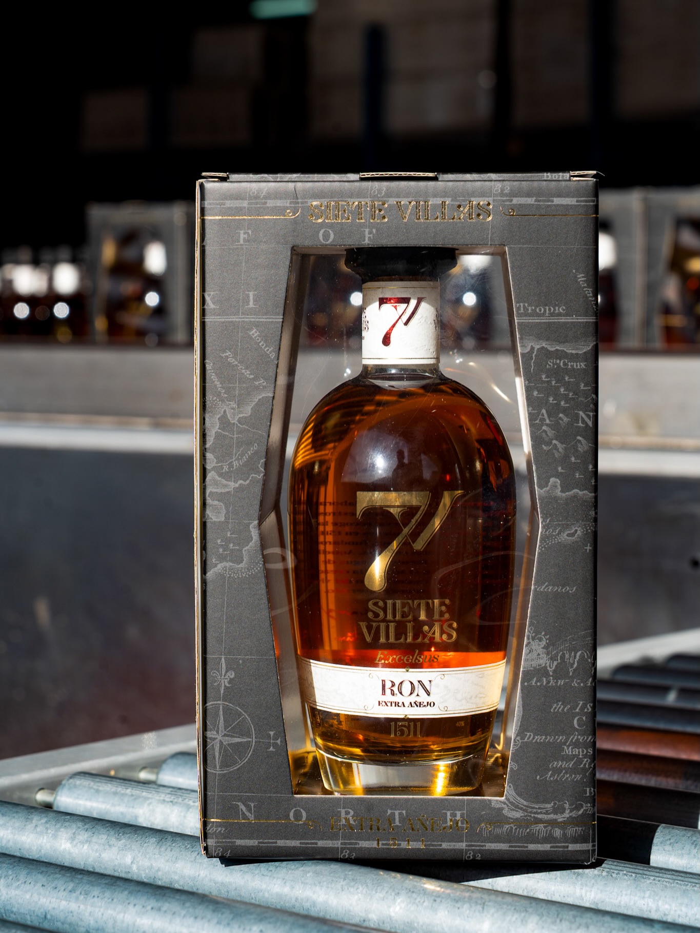 Tu botella llega protegida en esta elegante caja de presentación, lista para regalar… o para darte el gusto que mereces🥃✨
Porque los detalles también hablan de calidad.