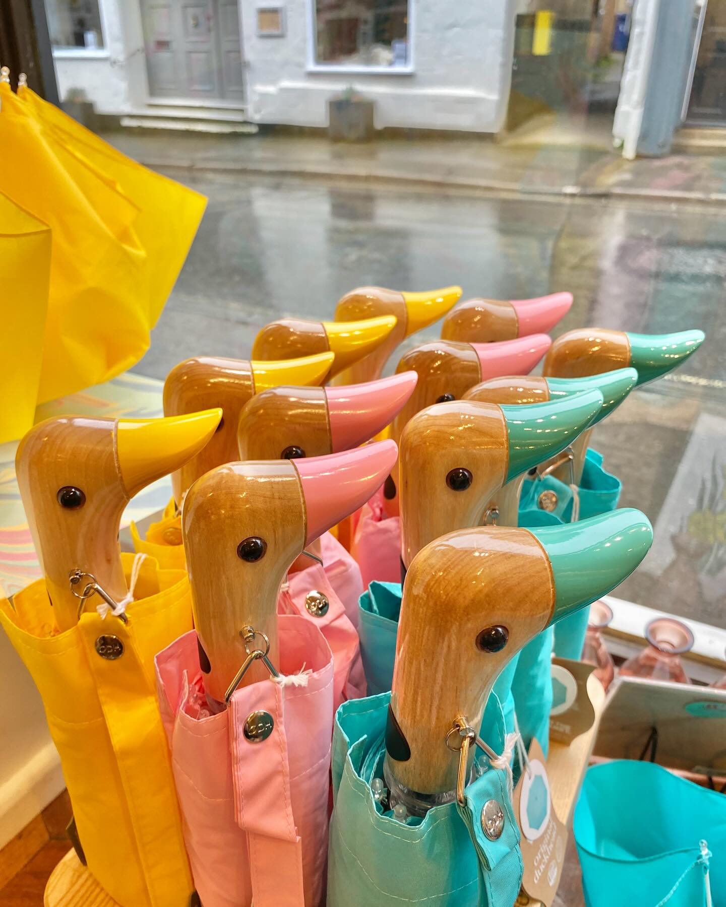 Guess what? Itโs raining. Again. But fear not, now thereโs a reason to look forward to the rainโฆ so you can use your @originalduckhead umbrella!
Weโre delighted to now be stocking these perky ducks in three irresistible pastel shades to combat the gloom.
These umbrellas are not just beautiful; theyโre sustainable, with the fabric made from recycled plastic bottles and the handmade birch wood handle carefully sourced.
The duckies are cheering up our window display in combination with some of the beautiful handmade papers by @papermirchi
๐ท๐ฟ๐ท
Currently open Wed-Sat 10am-4pm
Swift Art & Design
18 High Street
Winchcombe
GL54 5LJ
#swiftwinchcombe #swiftcotswolds #shopsmall #shophandmade