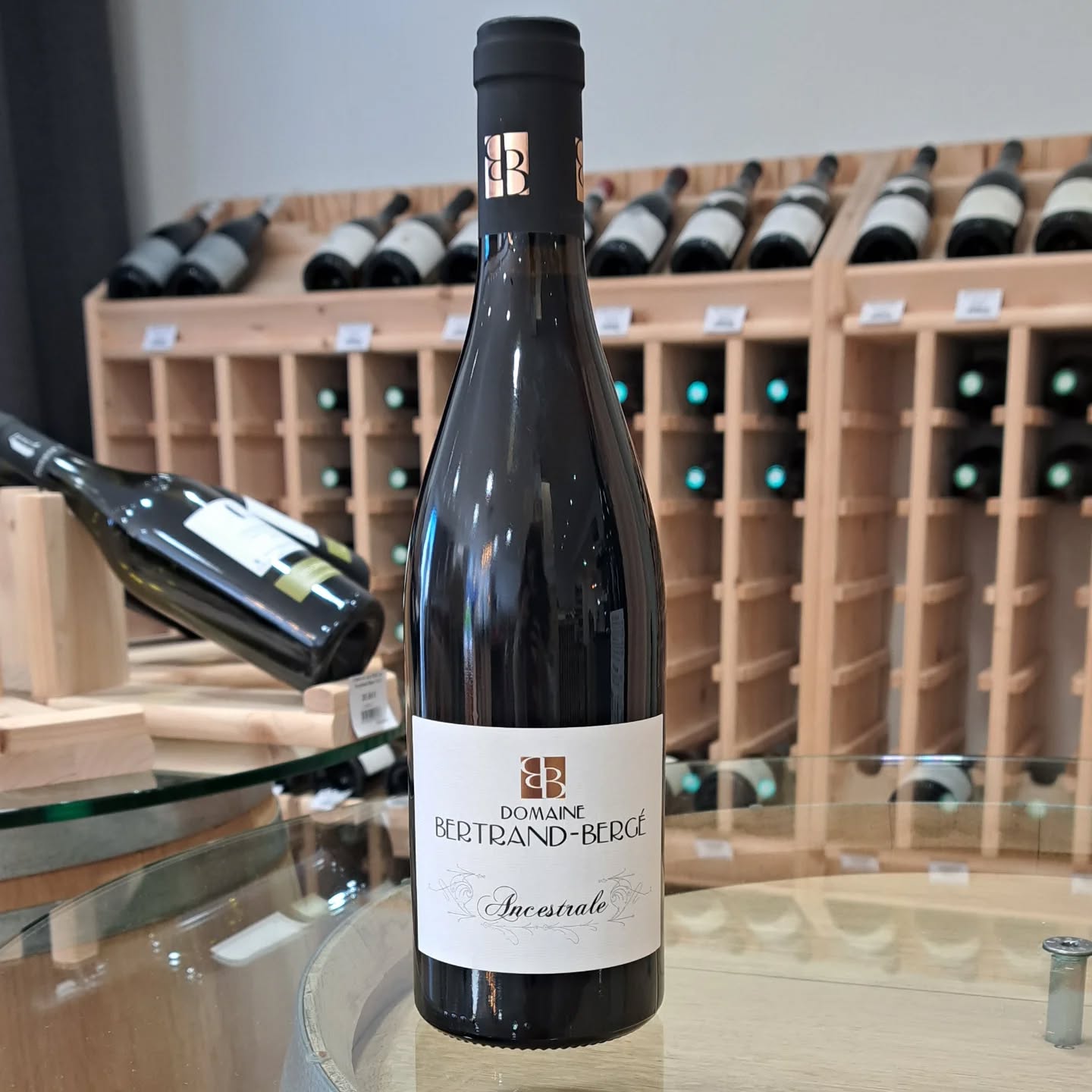 | Languedoc |
Le soleil est de retour ! ☀️ Et rien de tel qu'un rouge du Sud pour accompagner un bon repas.
Ici la cuvée Ancestrale en AOP Fitou du @domainebertrandberge 🍷, vignerons depuis 6 générations à Paziols (11) 📍
Un assemblage des cépages Carignan, Syrah, Grenache noir et Mourvèdre qui donne une cuvée pleine de gourmandise. Sur des arômes de mûre et de cassis 🫐
Temps de garde : 5 à 8 ans
#Languedoc #vin #caviste