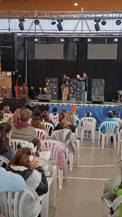 🎭💫SABEU QUÈ VAM FER PER CARNESTOLTES? Doncs com no podía ser d'altra forma, ho vam celebrar amb EL PETIT PRINCEP!🎈
Que atents i atentes van estar els infants i les families a l'espectacle.
✨Esperem tornar ben aviat a la Sénia!✨
Ens ho vam passar suuuuupeer bé i a més a més heu conegut a la @irinabarthes , la nostra darrera incorporació a l'equip de producció.
Benvinguda al viatge!
#espectacleambdansaicontes #ElPetitPríncep #EspectacleFamiliar #dansaalcarrer #dansabarcelona