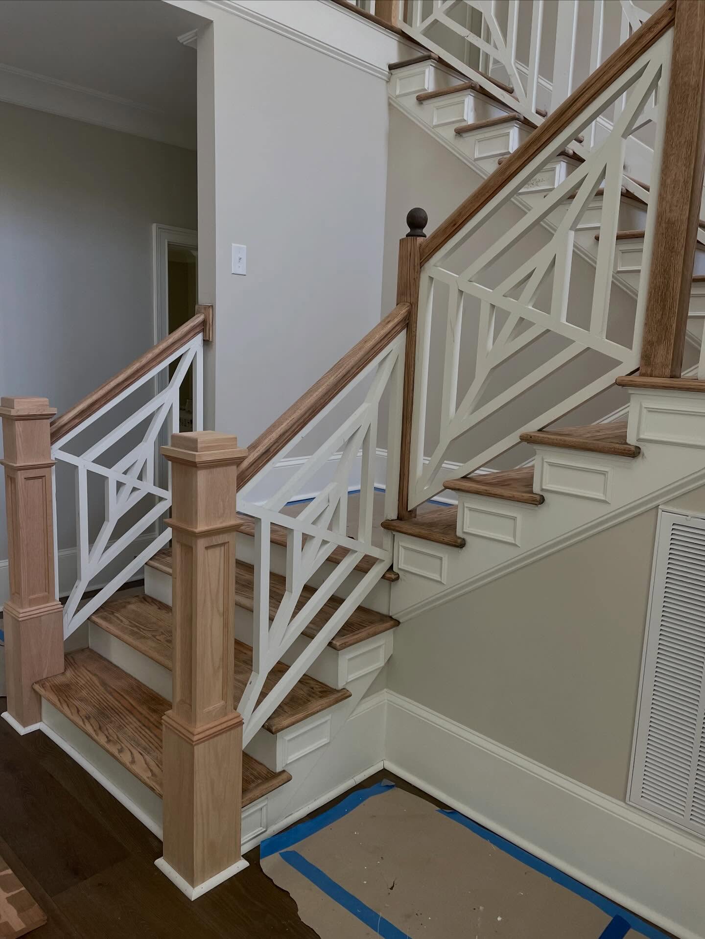 Stairs designed for strength, style, and lasting quality, where every detail matters.
#StairDesignIdeas #CustomWoodwork #ModernCarpentry