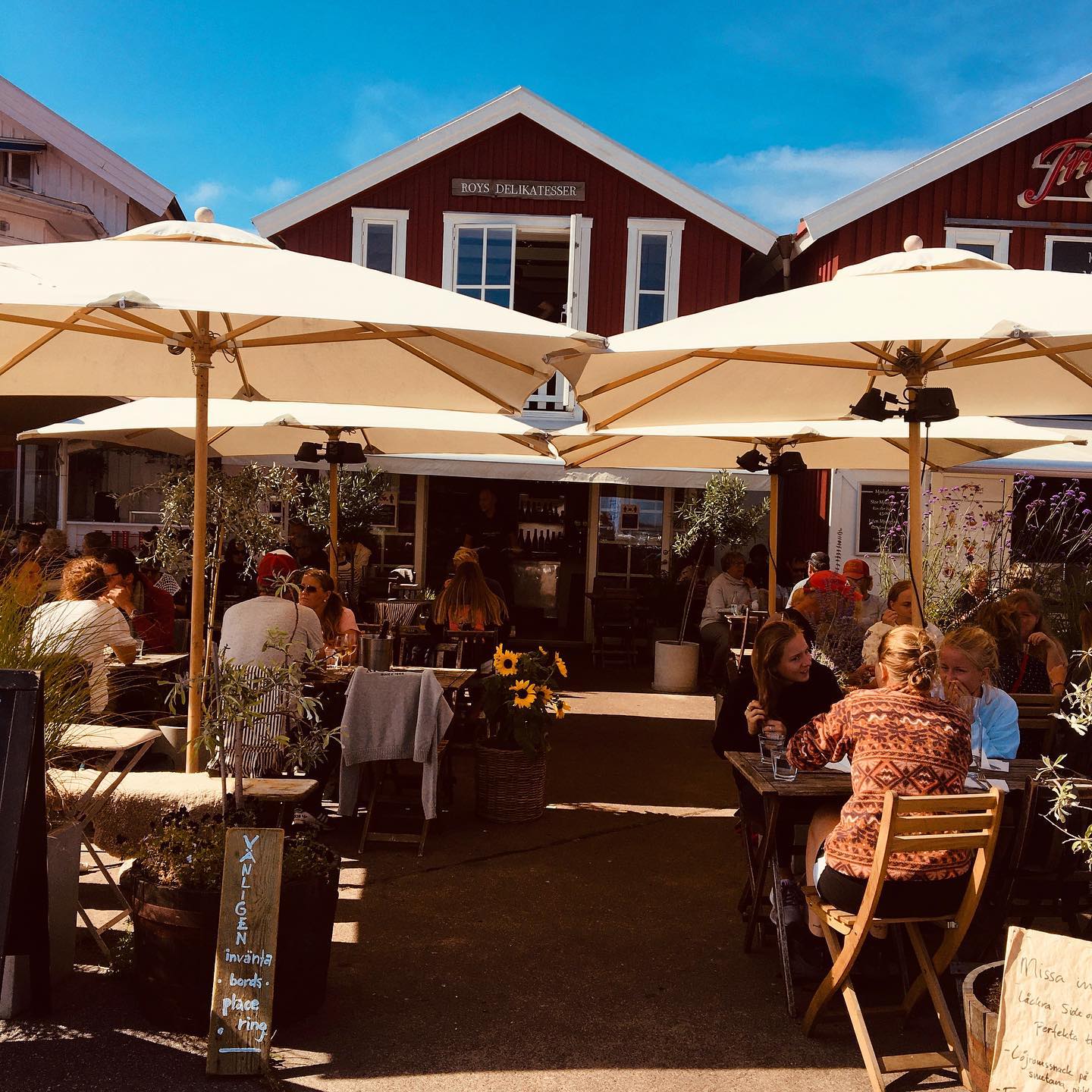 God kväll alla Roy’s-fans!
Imorgon kommer ni att behöva planera lunchen på alternativa hak. Vi har nämligen stängt för den årliga personalutbildningen. Ses på tisdag igen!☺️