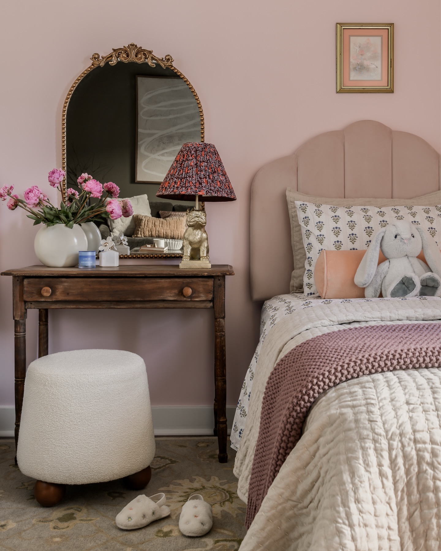 This sweet pink, bloom-filled bedroom has me counting down the days until spring…especially as I stare out the window at all this snow🌷