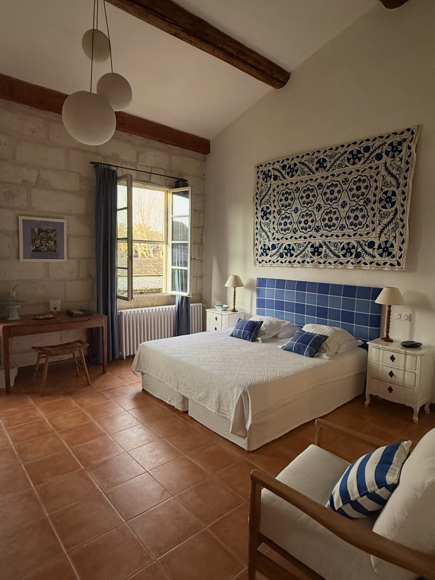 Nous venons de recevoir nos plaids en suzani sélectionnés à Jaipur en Février. Une vingtaine de modèles, avec de nombreuses couleur.
Ici nous l’avons accroché au mur, mais vous pouvez les utiliser comme dessus de lit, plaids de canapé.
En coton brodée avec des fils de laine.
Dimension : 2.50m x