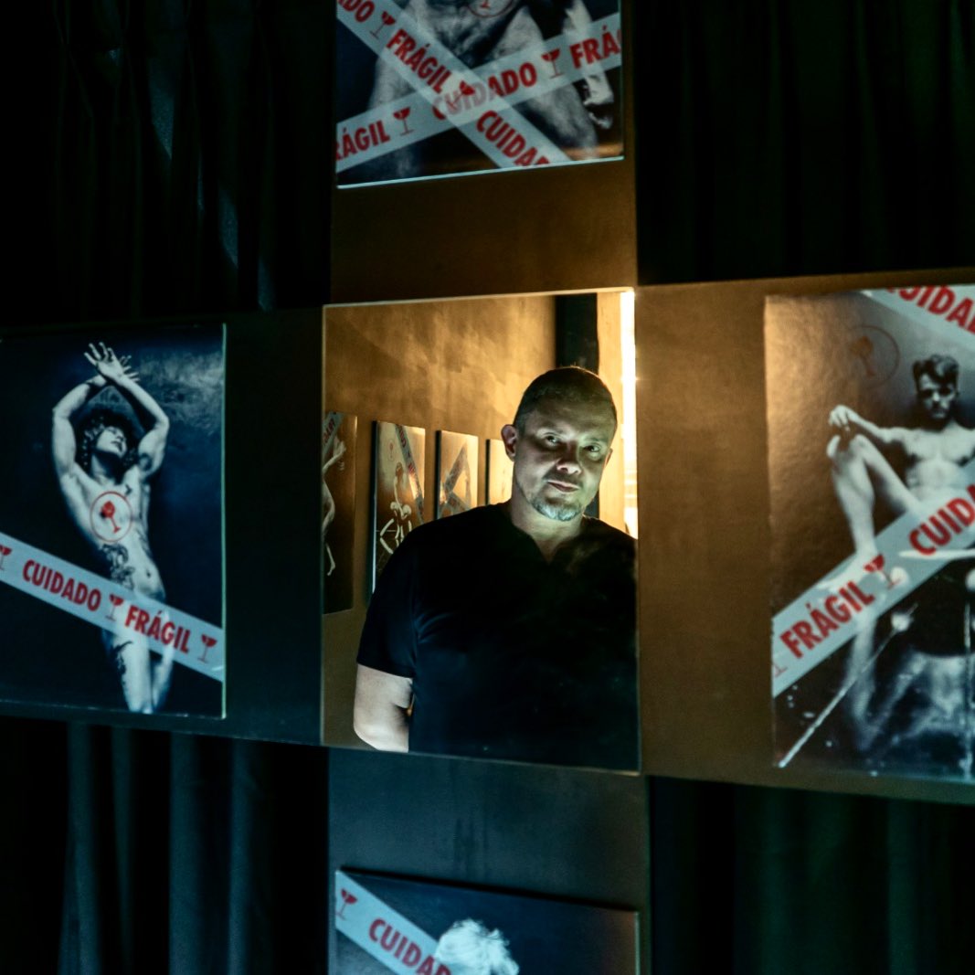 Edu Devens (1971, Piratini) é acadêmico do Bacharelado em Artes Visuais da UFPel, vive e trabalha em Pelotas. Sua pesquisa investiga corpos dissidentes masculinos e a fragmentação dos conceitos clássicos da masculinidade, articulando memória, ferramentas de trabalho e transferência fotográfica manual sobre superfícies desgastadas.
Atualmente expõe, na Dark Room da Galeria Tato, “Confessionário”. O site-specific articula fotografia, espacialidade e simbologia religiosa para interrogar os sistemas que regulam a masculinidade e delimitam quais corpos podem existir no campo do visível.
Confessionário
Instalação do artista: Edu Devens
Período expositivo: 07.02 - 28.03
Quarta a sábado, das 13h às 18h
Galeria Tato: Rua Barra Funda, 893, São Paulo - SP
Entrada gratuita
Fotografia: Paulo Pereira