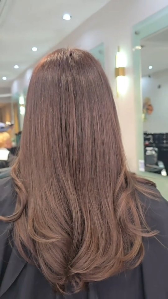 From brassy, orange tones to cool, natural ashy perfection ✨
After sunny holidays, sun exposure and ssalt water had faded and warmed up her previous colour.
To correct this, we used neutralising pigments, refreshed the root colour, and perfected the lengths with a semi-permanent gloss for a soft, seamless finish.
All achieved using the magic of L’Oréal 🤍
Cool, clean, healthy-looking colour restored.
#HairColourist #ProfessionalHair #HairTransformation #SalonResults #colourspecialist