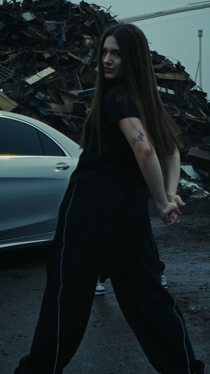 Żadne disco, żadne polo.
Wjeżdżamy na grubo z numerem 4MATIC 🔥🤟😎
Całość na YouTube.
📽 @nicestory.co
🎶🎧 @pmbtz.scbd
🎤@dresybordo
🎤@qfel92
🎤@p.smartella
🎤@mikolaj_cwiertniak
#avenew #rap #szczecin #poland #music