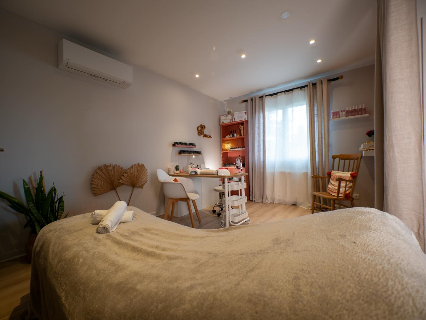 Chez Bellezza by Luce, chaque rendez-vous est pensé sur-mesure :
un soin adapté à tes besoins, et un accompagnement bien-être pour te sentir bien, durablement. ✨