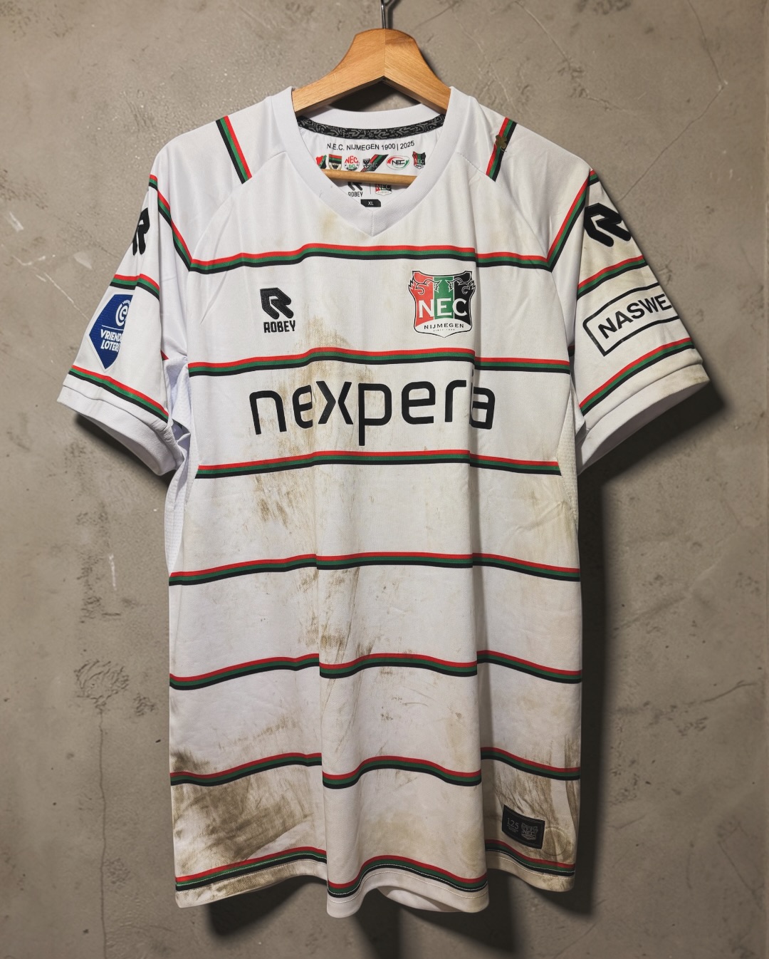 Matchworn goalkeeper shirt from NEC Nijmegen, worn by Gonzalo Crettaz on 11 February 2026 vs FC Utrecht. 🇦🇷🧤
A shirt that doesn’t need explaining. The mud tells the story. 🟤 Low dives, commitment in the box, real match action. 💥
What impressed me most that night? Every long ball was delivered with purpose and precision. 🎯
For me, this is what collecting is about: context, performance, and visible match wear coming together in one shirt. 💚❤️🖤
Another story added to the collection 📖⚽