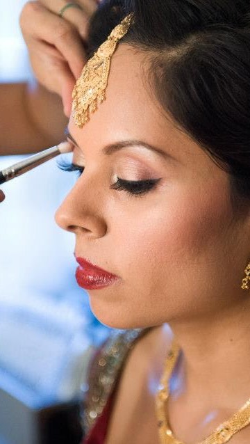 How long is bridal makeup and hair service? 3hrs for makeup and hairstyle. Skin prep alone takes 30min 🧖♀️
Never skip skinprep. It makes or breaks the makeup. Especially if the goal is achieved natural glam look, flawless and dewy. Skin be looking like skin. Not heavy pack on foundation. Your pore can breathe.
My secret to make soft glam makeup last all day and all night. Is my combo airbrush an skincare layering tailor to each skin texture.
Have a large bridal party. We will bring as many additional makeup artist and hairstylist needed for the bridal party to be ready within the 3hr.