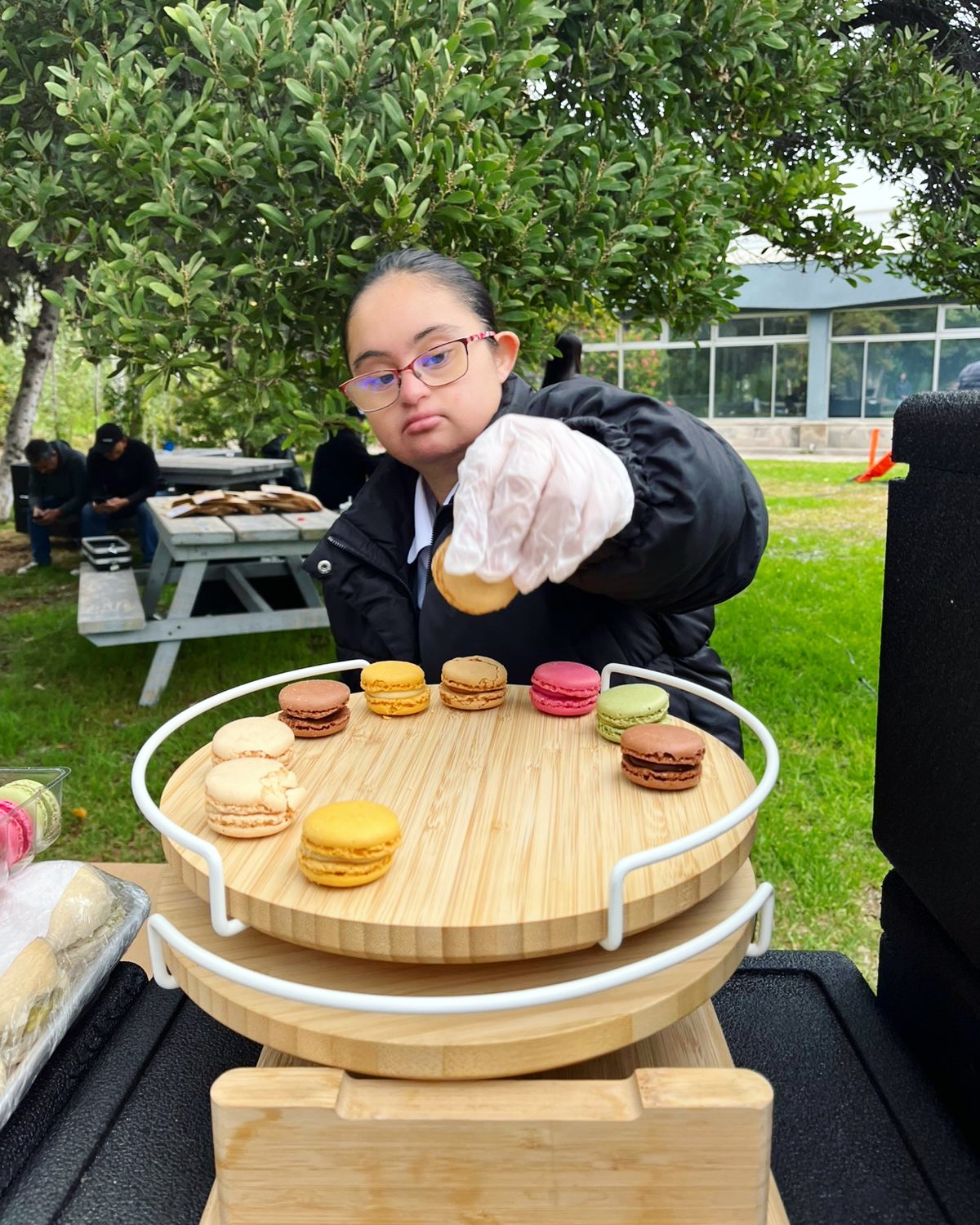 Talento que se transforma en oportunidades ✨
Con dedicación y creatividad, jóvenes de Corporación Edudown prepararon un hermoso coffee para la Minera San Gerónimo en La Serena.
Este trabajo refleja el compromiso, las habilidades y el enorme valor de generar espacios donde las personas con síndrome de Down puedan desarrollarse y aportar con su talento a la comunidad.
Además, queremos contarles que en La Serena también contamos con nuestro servicio de coffee break para empresas, una iniciativa de coffee inclusivo que promueve la participación laboral y la creación de oportunidades reales.
☕ Si tu empresa quiere ser parte, pueden contactarnos en:
📩 contacto@edudown.cl
Agradecemos a Minera San Gerónimo por abrir espacios de colaboración y creer en la inclusión laboral.
#Edudown #InclusiónLaboral #CoffeeInclusivo #LaSerena #EmpresasInclusivas