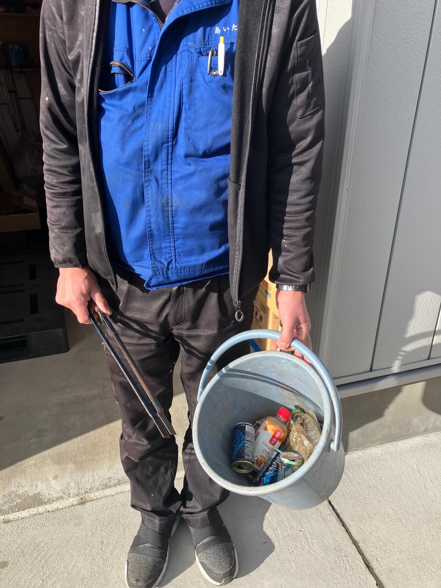 2026.02.26
おはようございます!今日は朝から☀️ポカポカ陽気です😊
本日は木曜日!という事で、
毎週木曜日恒例の【朝清掃】です🧹
今日は事務所まわりのゴミ拾いも行いました。バケツ半分ほどのゴミを拾いました!
除雪で活躍してくれたスノーダンプとスコップ達も倉庫内に片付けて、事務所まわりはスッキリ✨
春が待ち遠しいです🌸
#会津建物管理
#あいたて
#清掃
#片付け