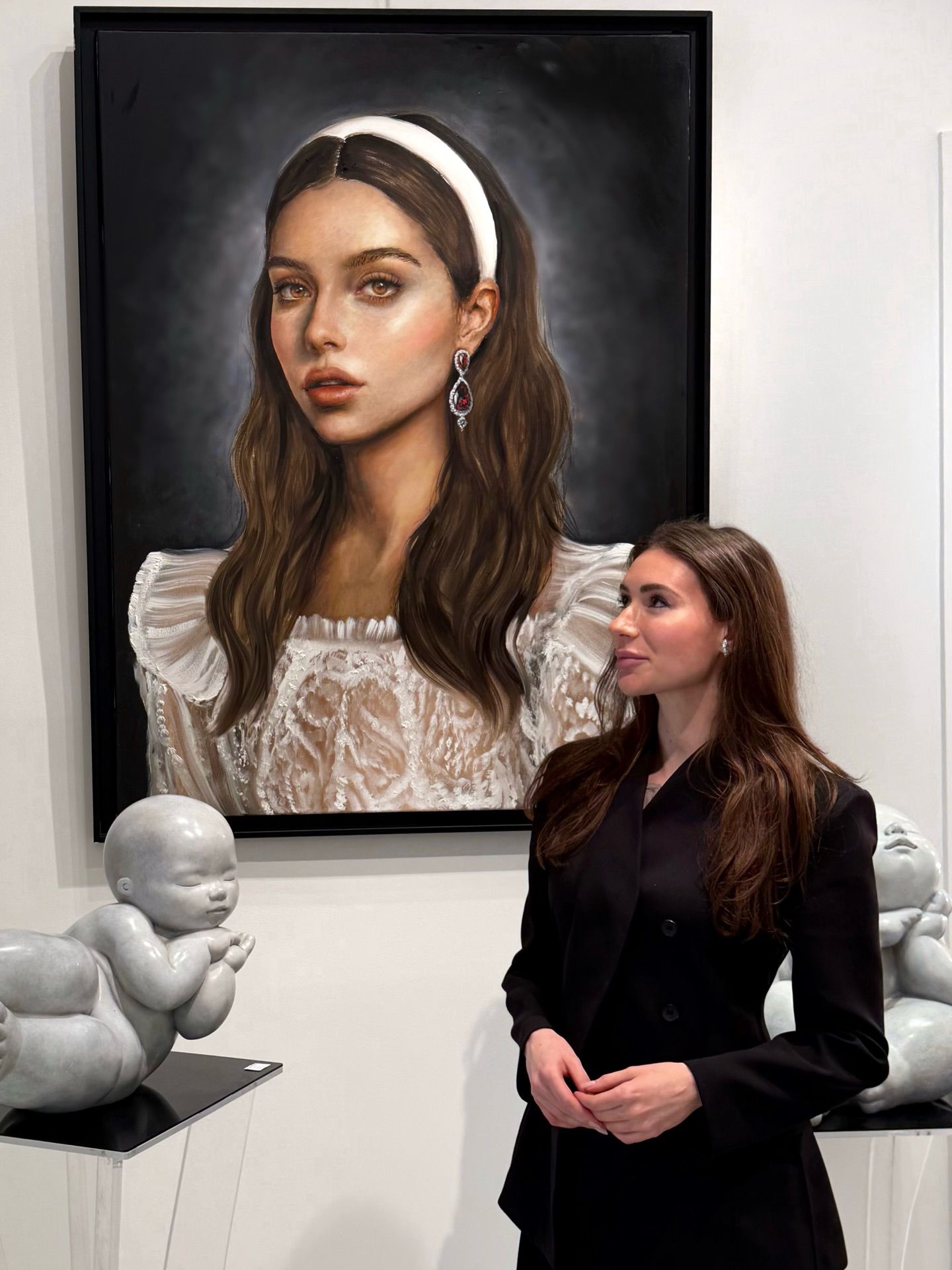 📍 @marcianocontemporary : 26 place des Vosges, Paris
Je suis très heureuse de vous annoncer que j’ai désormais rejoint la galerie de Michaël Marciano, située Place des Vosges à Paris 🖼️
Une dizaine de mes œuvres y sont actuellement exposées.
Vous pouvez venir les contempler, les découvrir en vrai… et peut-être repartir avec l’une d’elles 🤍
Hâte d’avoir vos retours si vous passez à la galerie ✨
#Art #Exposition #PlaceDesVosges #Galerie #ArtContemporain