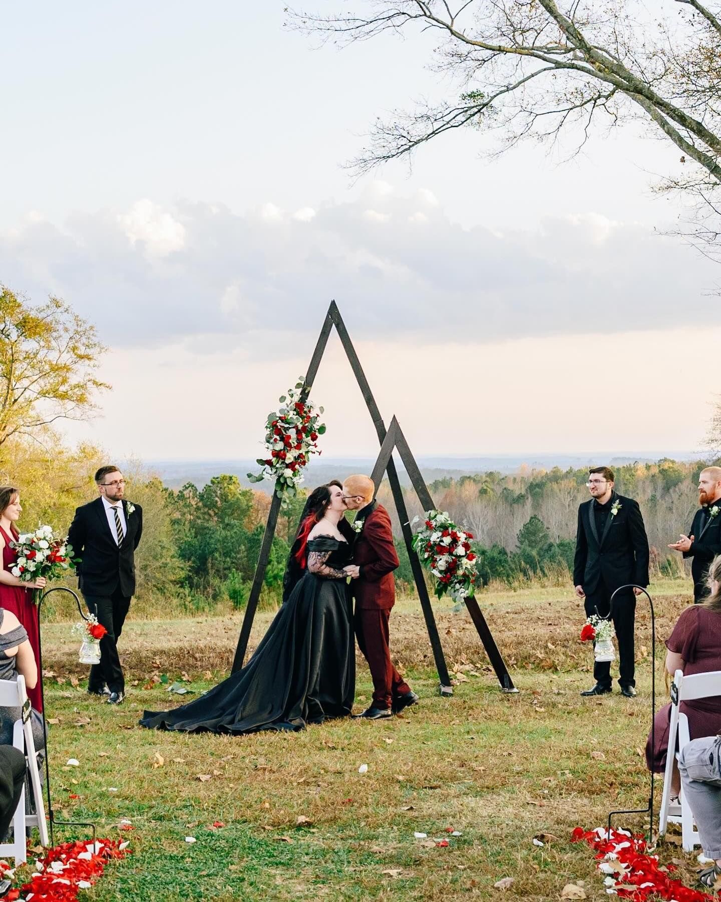 Ever seen a black wedding dress moment? The clouds were dramatic, the love was even bolder. (And yes, those arches were as epic in person as they look here.)
We live for couples who do things their way—every hug, every laugh, every petal on that aisle was pure magic. Want your story to feel this real? Let’s chat about your dream day! ❤️✨
#rcbphoto #rachelcbonnettphotography #WeddingDay #BrideAndGroom #alabamaweddingphotographer