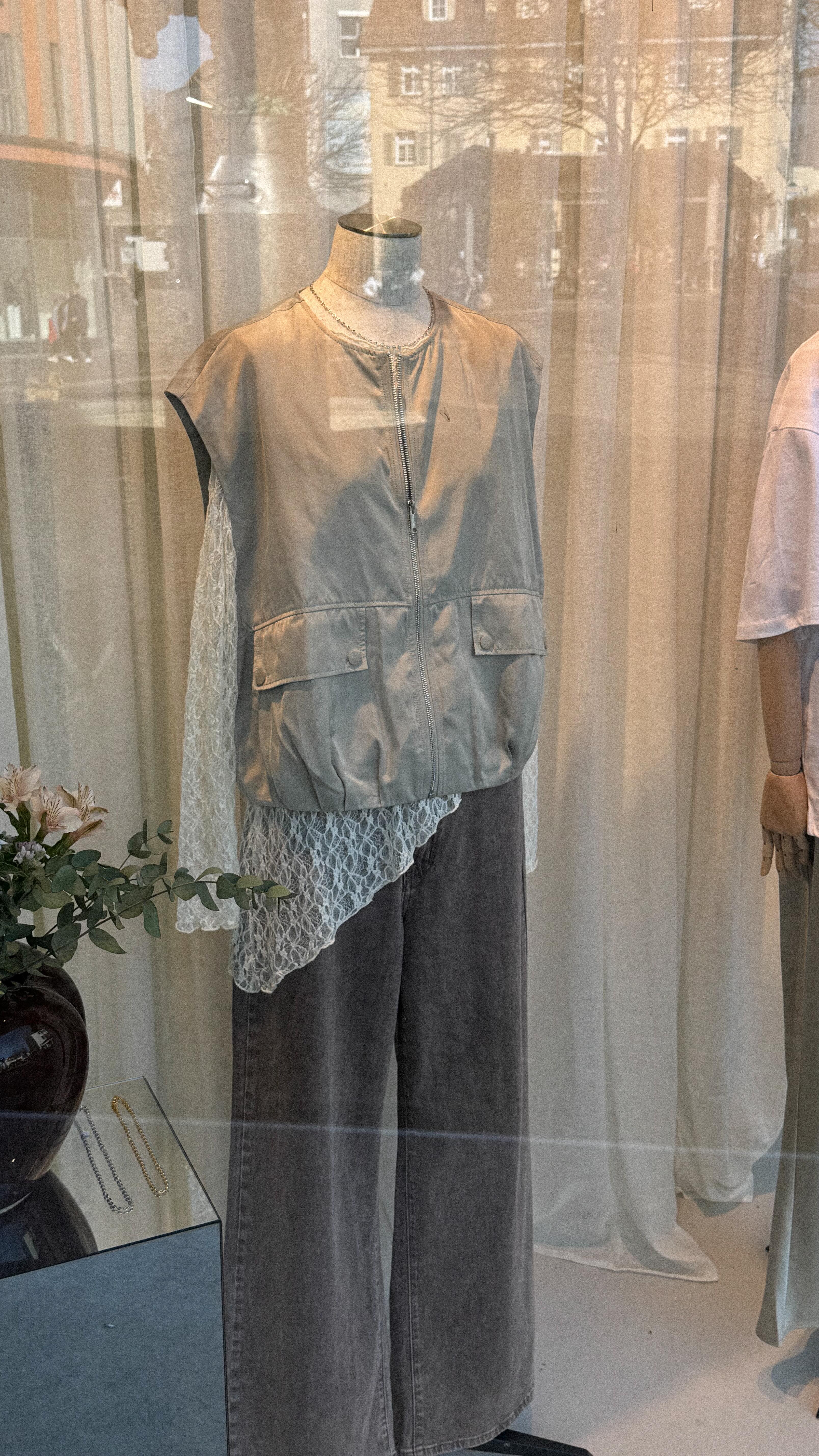 todays to do: New Outfits for our windowshoppers 🌞 #lieblingsstueckstore #outfitinspo