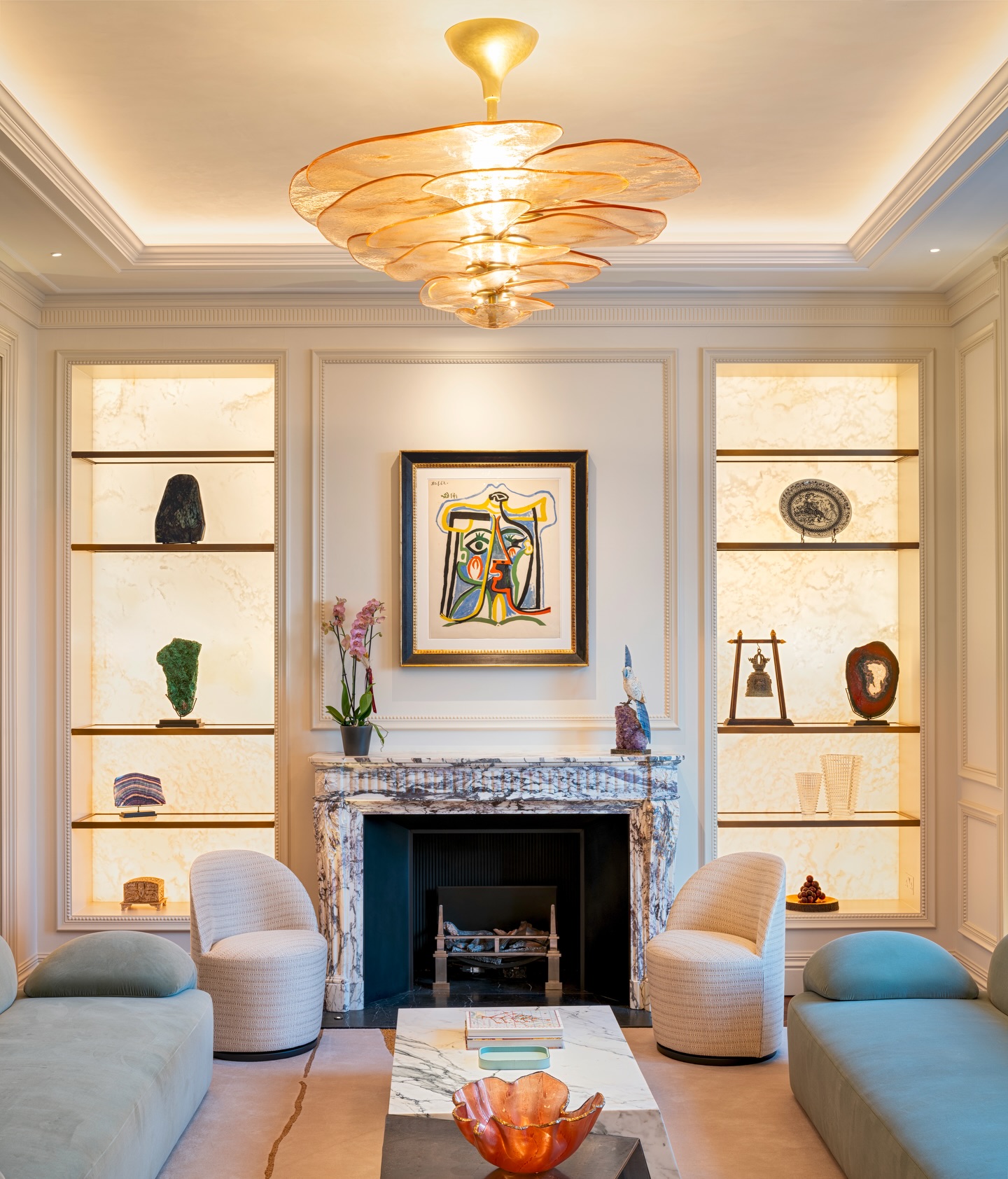 Framed views and abundant natural light shape the character of this Kensington residence, highlighting the interplay of volume and detail.
Interiors by @finchatton
Construction @ltsrefurbishment
Fireplace @victoriastone_fireplaces