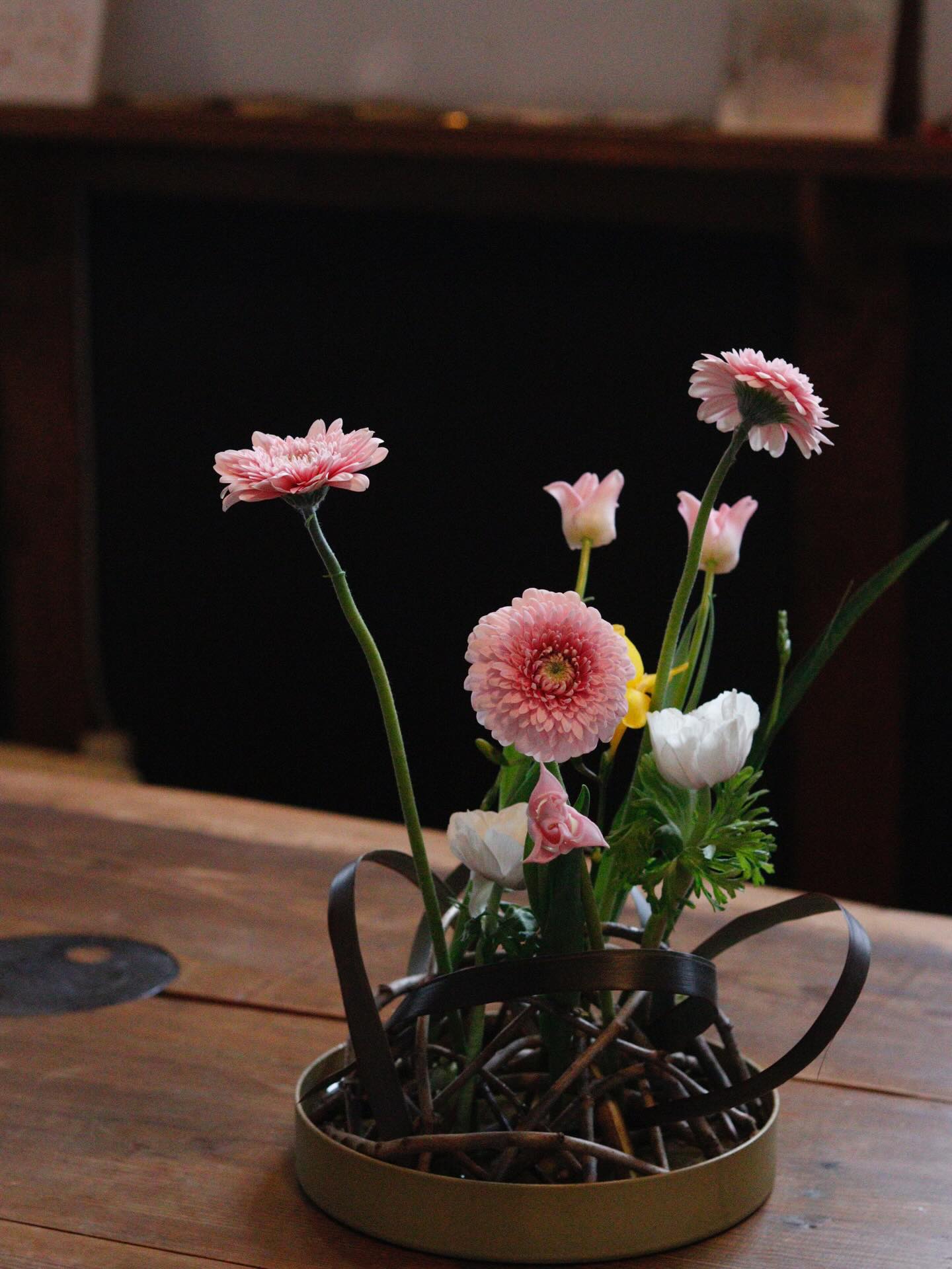 【flower decoration】
ファブリカ村で行われたイベントに
お花をオーダーいただきました
テーブル装花
受付の花
お祝いのアレンジメント
陽子さんの会場ディスプレイと
お花の色が
見事にリンク♡
なんの相談もしてないのに…
これよくあります(^^)
喜んでいただけたそうで
嬉しいです!
ご注文いただきまして
ありがとうございました♪
今日は3月3日ひなまつり
五個荘の近江商人屋敷にて
ファブリカ村メンバーのスペシャルコラボレッスンの日です
雨ですがお気をつけてお越しください!
その後は中学校のステージ花の搬入
花束のお渡し
近鉄百貨店搬入…
と盛りだくさんのいちにちです
がんばります〜
アトリエ花空間では生花の花束、フラワーアレンジメントはご予約制にて承っております。
定休日でもお渡し可能な日がございますので、まずはお問い合わせ下さいね。
ーーーーーーーーーー
【ご注文お問い合わせ方法】
公式LINEまたはDMにて
LINEのURLはプロフィール欄の🔗から
▶︎@hanakukan
※お電話でのご注文は受けられませんのでご了承下さい
ーーーーーーーーーー
【flower shop】
【flower design school】
Atelier花空間
マミフラワーデザインスクール
滋賀指定教室責任者 森 光香
◇住所 滋賀県東近江市佐野町657
ファブリカ村内
◇定休日 火水木(不定休)
◇営業時間10:00〜16:00
※お菓子のお店「アトリエプリュ+ケーキ」さんと同じ店舗内にあります
▶︎@atelierplus+cake
時々お花とお菓子のコラボイベントやコラボ商品作っています♪
▶︎@hana.plus_info
#アトリエ花空間
#花を贈る
#花のある暮らし
#マミフラワーデザインスクール
#滋賀指定教室