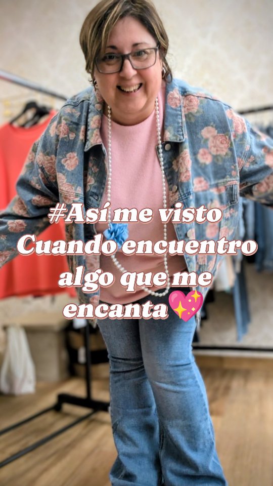 Así me visto cuando encuentro algo que me encanta 💫
Y cuando algo me hace sentir así… necesito crearle un look a su altura.
El jersey más amoroso del mundo + vaquero campana que estiliza infinito + cazadora vaquera con rosas que parece sacada de un sueño 🌹
Porque vestirse bonito también es una forma de quererse.
¿Os pasa que cuando algo os enamora no podéis dejar de combinarlo? 🥹
#MiEstilo #LookCasualChic #DenimStyle #OutfitReel #auracoleccioncurvy