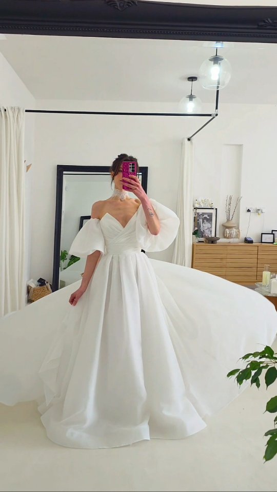 If you know me, you know how much I love Samanta 🤍 And even after trying on every wedding dress at Elizabeth Kate… she’s still that girl.
The Eva Lendel Samanta is effortlessly iconic, structured, sculpted, and unapologetically chic. We styled her two ways:
🤍With dreamy puff sleeves for that modern-romantic moment
🤍With delicate lace sleeves for timeless elegance
Same dress. Two completely different bridal moods.
So tell us… how would you style her?
Drop your vote below or book your appointment to try Samanta for yourself.
📞01724 645 058
📱www.elizabethkatebridal.co.uk
📧 hello@elizabethkatebridal.co.uk
📍128 High Street Crowle DN17 4DR
#EvaLendel #BridalStyle #ElizabethKateBride #LuxuryBride #ModernBride WeddingDressInspo SaidYesInStyle